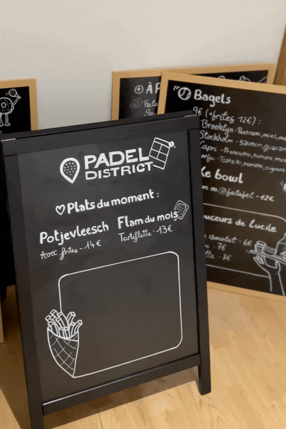 Padel-District_support-de-com_Direction-artistique_Retail-&-print_2026.gif