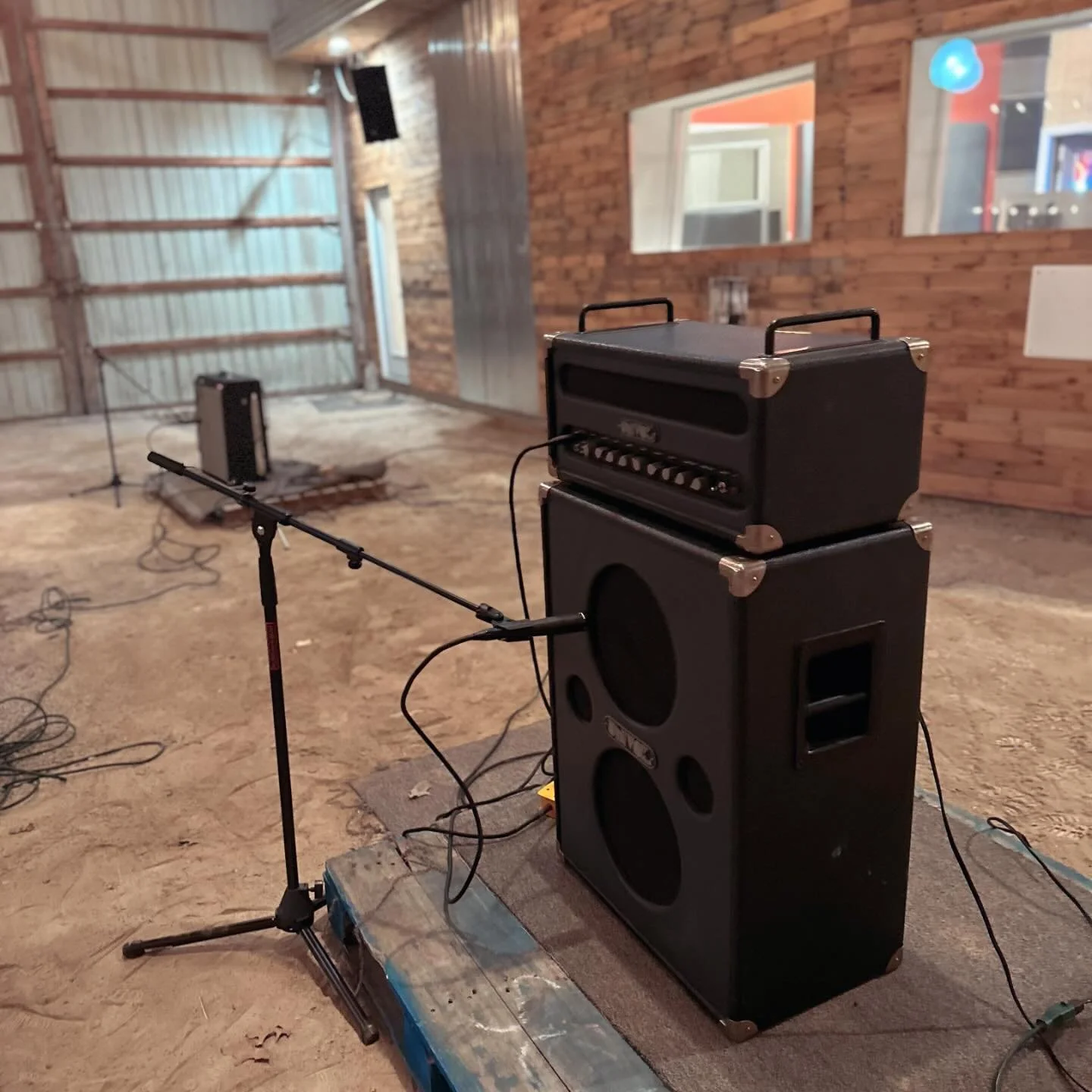 🥶 It&rsquo;s like 2 degrees in the barn but the amps don&rsquo;t seem to mind&hellip;
.
.
.
#univox #fender #radialgt #recordingstudio #recordingengineer #outsider #audio #outsideraudio #recording #studio #recordingstudio #digital #analog #sunset #b