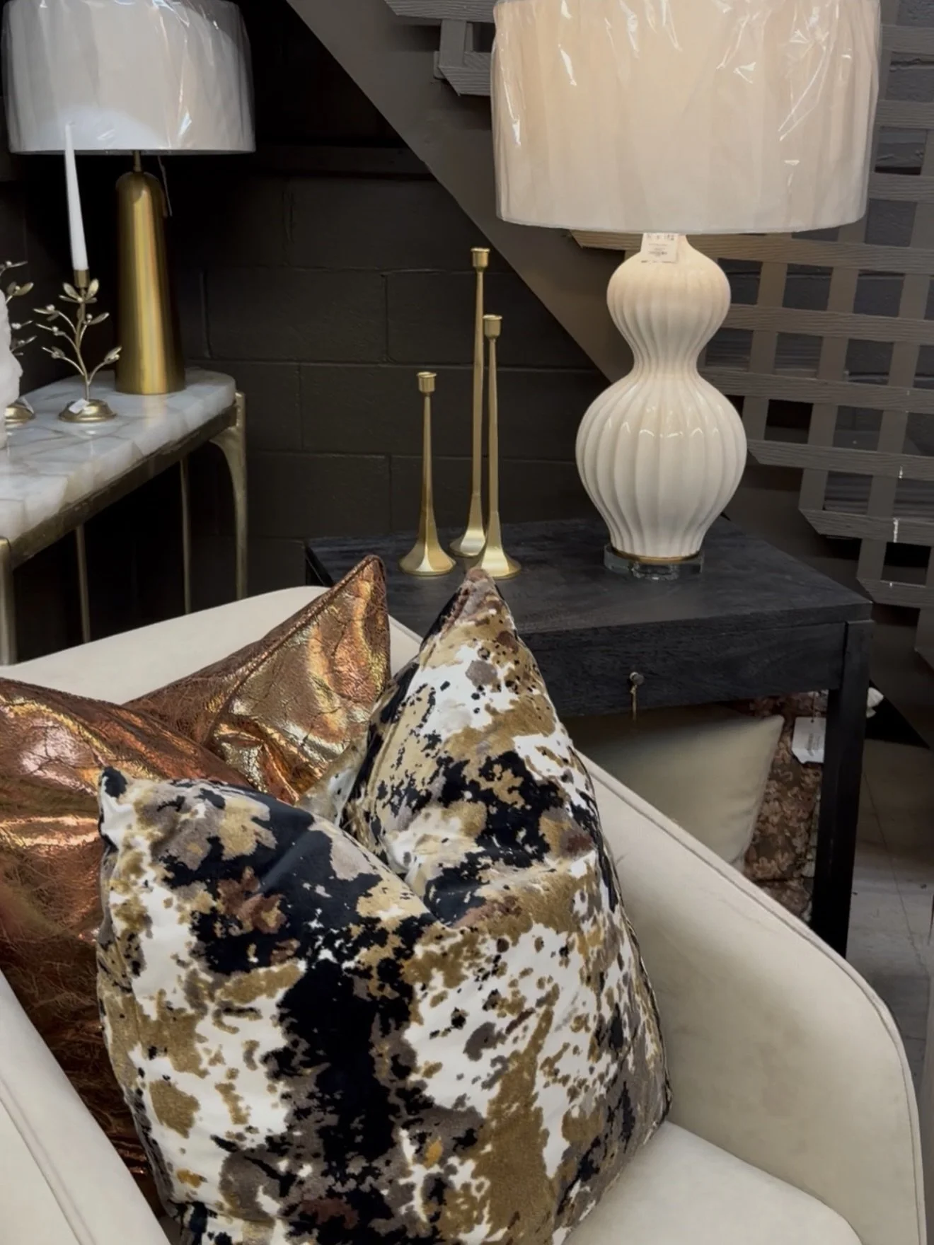 serving drama, texture, and a little bit of attitude. ✨
because beige doesn&rsquo;t have to be boring.
#RiversideFranklin #QuietLuxury #MoodyInteriors #LuxuryDecor #InteriorStyling