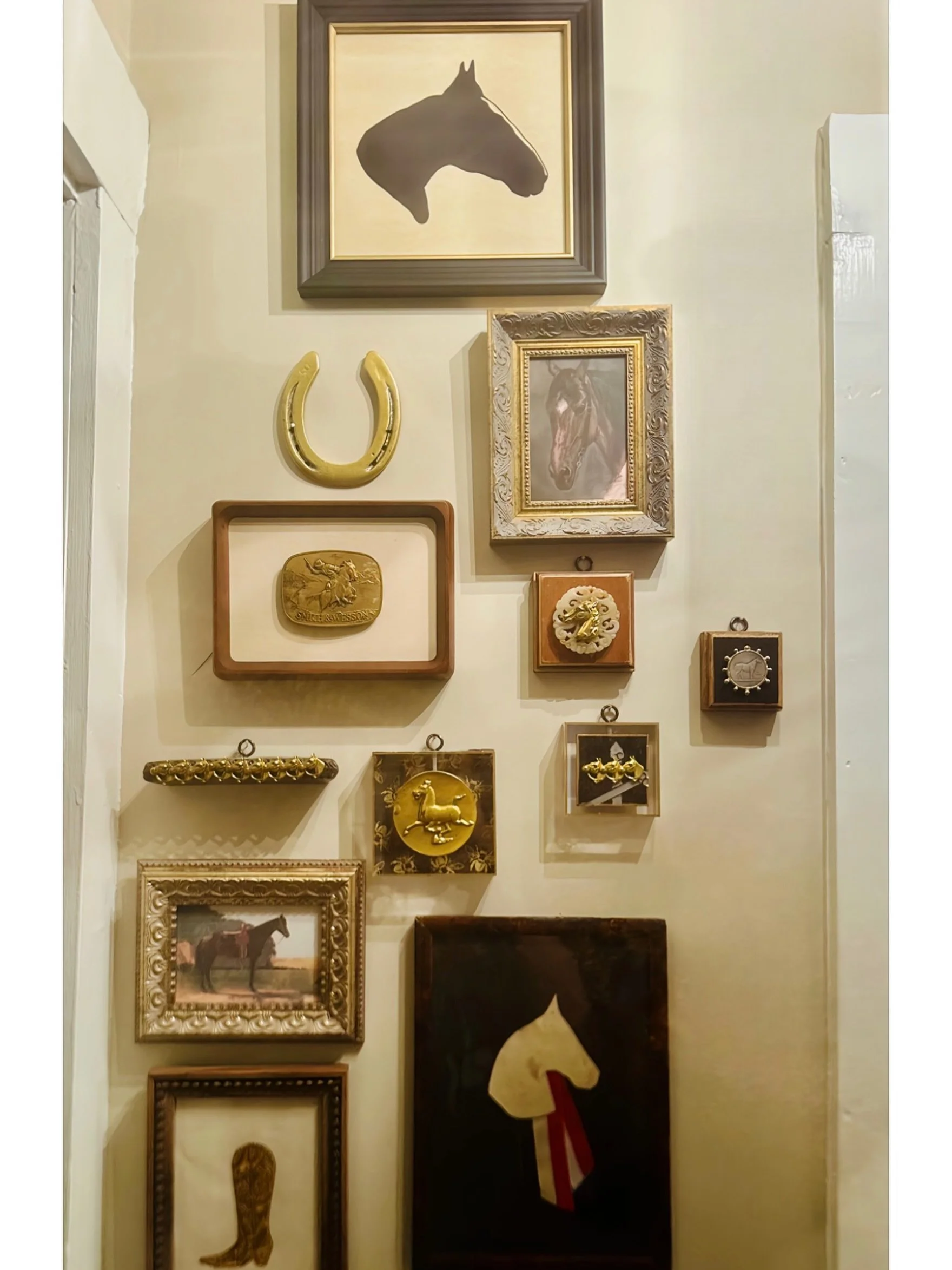 with the franklin rodeo happening today, this horse-inspired wall felt too fitting not to share. 🤎🐎
one-of-a-kind finds, handmade details, vintage character, and new pieces from Riverside mixed with treasures from Museum Bees and Barn Door Co. all 
