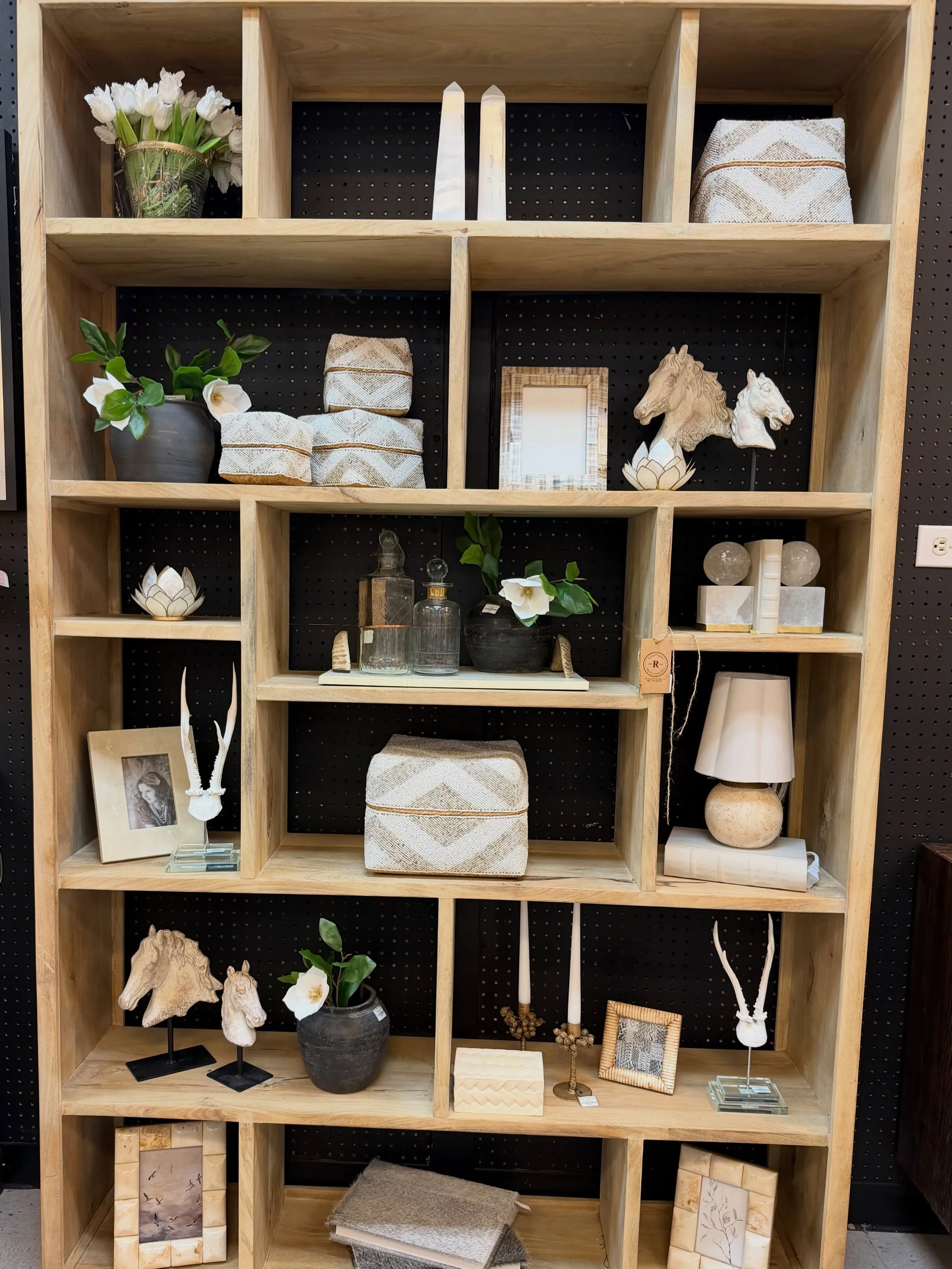 More than storage&mdash;it&rsquo;s a chance to tell a story. 🤎
Mixing natural textures, soft neutrals, and one-of-a-kind pieces to create a look that feels both elevated and effortless.
#RiversideFranklin #ShelfDecor #HomeStyling #InteriorDesign #Ne