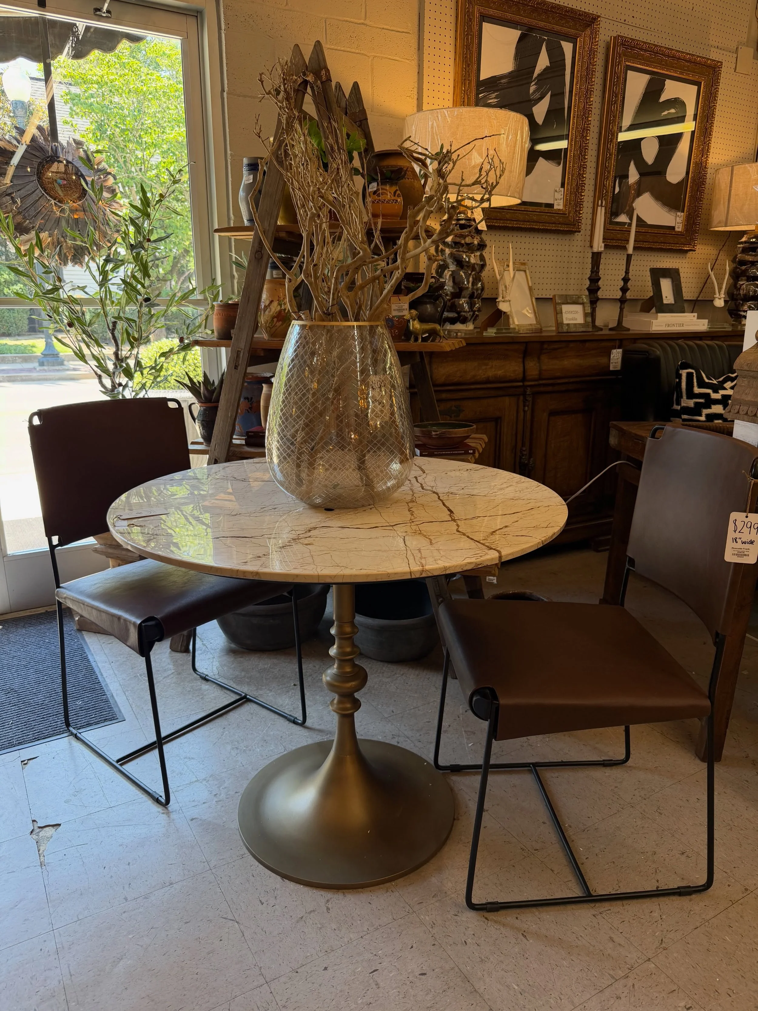 ✨ small scale, major statement.
rich rust tones, warm browns, and gold veining come together in this 36&rdquo; marble bistro table &mdash; the perfect piece for a breakfast nook, wine corner, or cozy conversation spot. 🤎
#RiversideFranklin #ModernOr