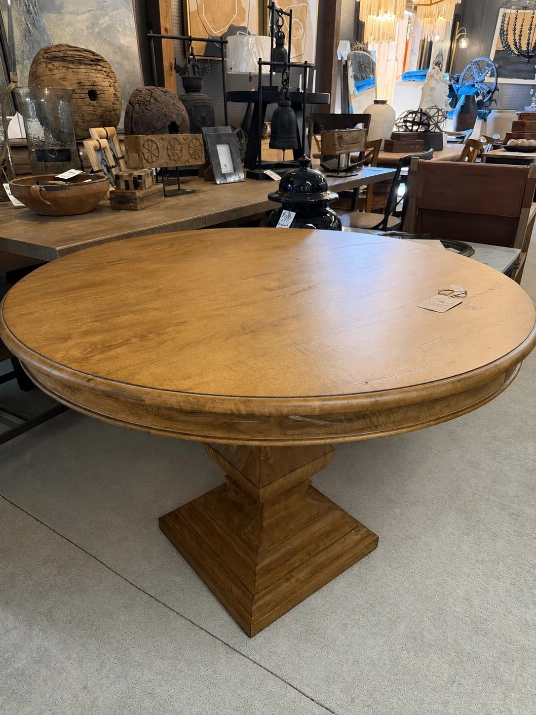 One table. Two beautiful finishes. 🤎 Which one would you bring home? Our 42&rdquo; round pedestal dining tables are the perfect size for breakfast nooks, apartments, or cozy dining spaces&mdash;available in two timeless colorways.
#RiversideFranklin