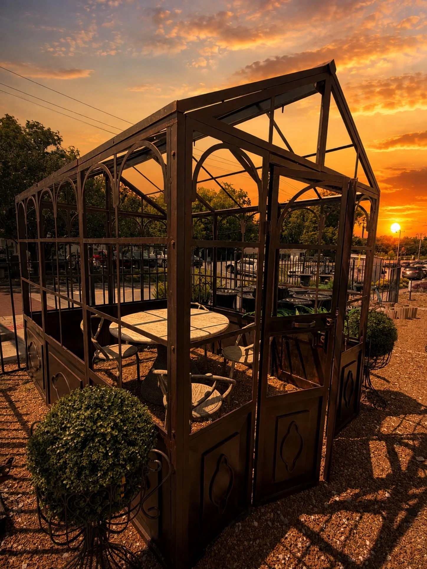Fall weather is just around the corner&hellip; hopefully. 🍂 And this Orangerie has us ready for it.
Inspired by the charm of old-world greenhouses, this cast-iron structure creates the dreamiest outdoor setting for dining, entertaining, or simply en