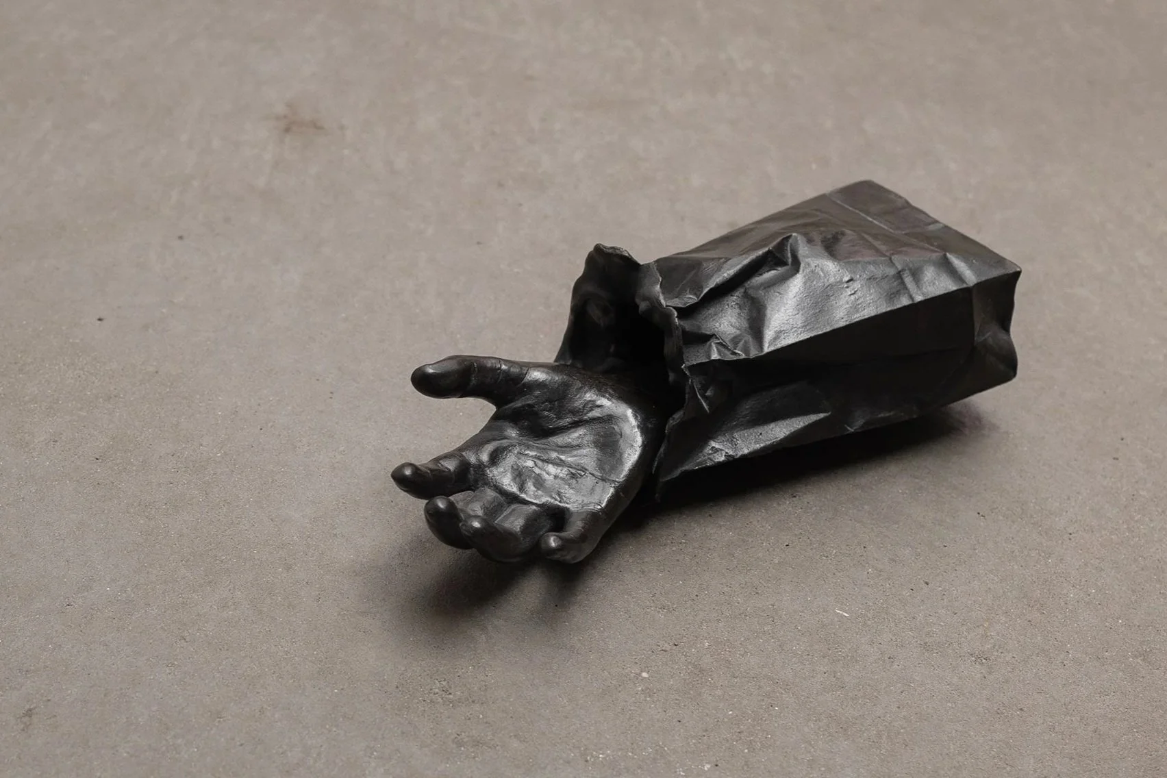 Untitled (Offer), length: 26cm, bronze, 2024