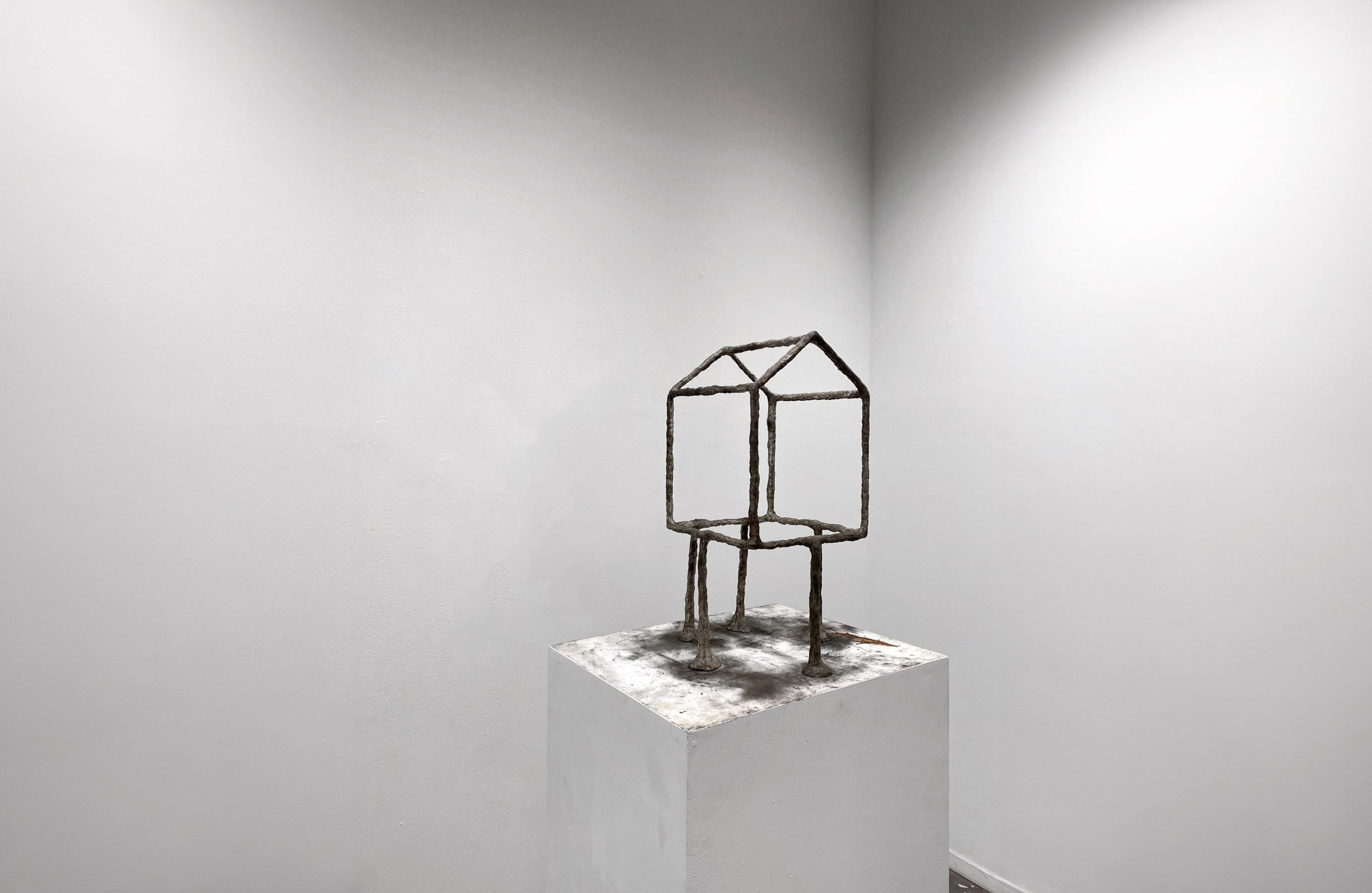 Elternhaus, height: 50cm, painted clay around metal armature on smudged pedestal, 2022