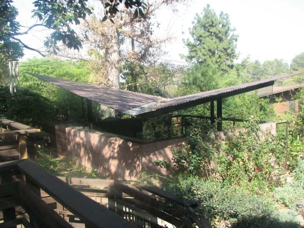 The owners of the 1909 Craftsman at 815 Elyria Drive on Mount Washington, which is a Historic Cultural Monument, wanted to add a detached art studio to the rear of the house. Neither of the owners were unbendable when it came to the style, so modern 