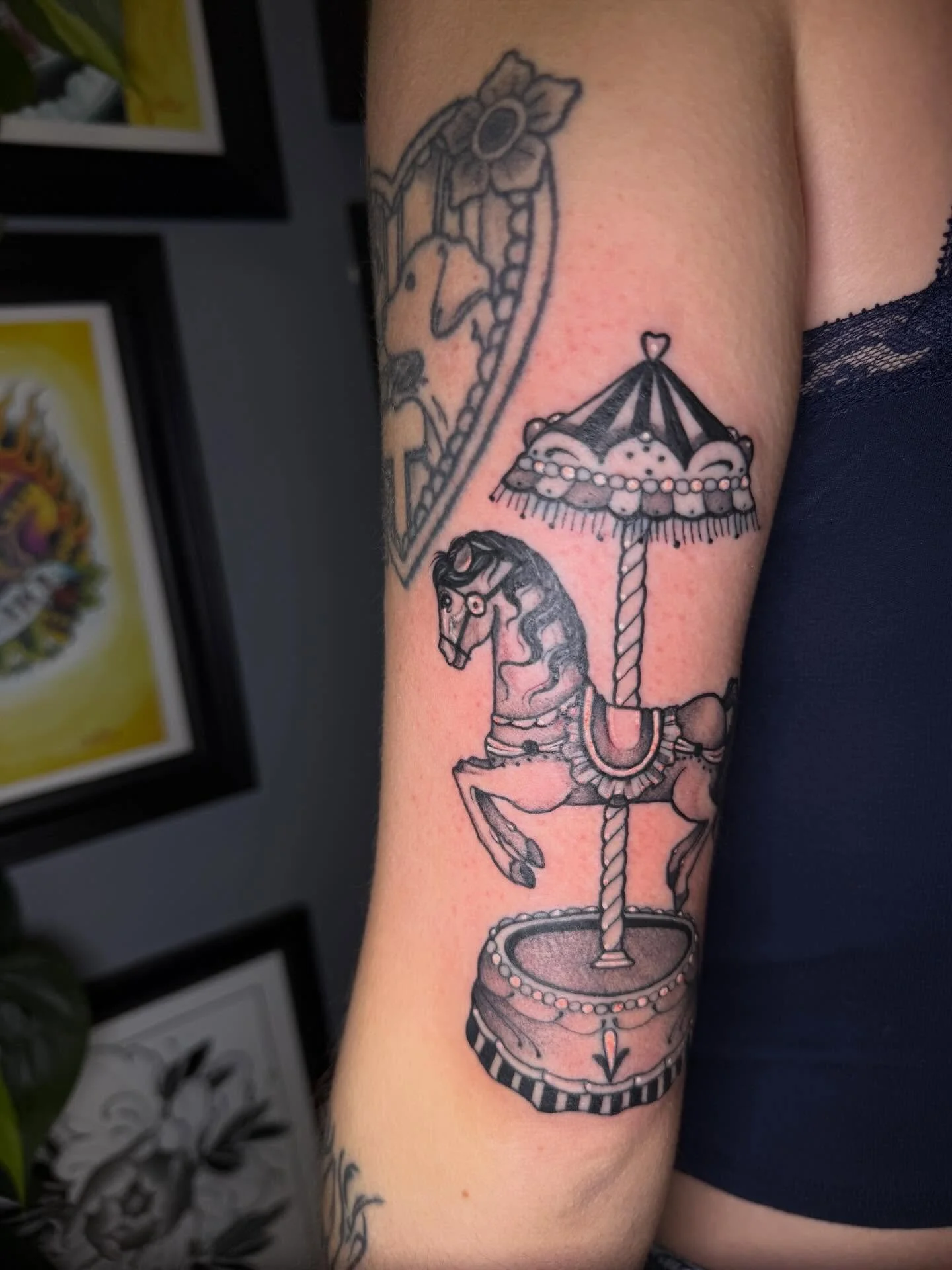 Carousel horse for my sweet baby @killedbyjuni 🖤🎠

Dm me to book!

#tattoos #tattooartist #femaletattooartists