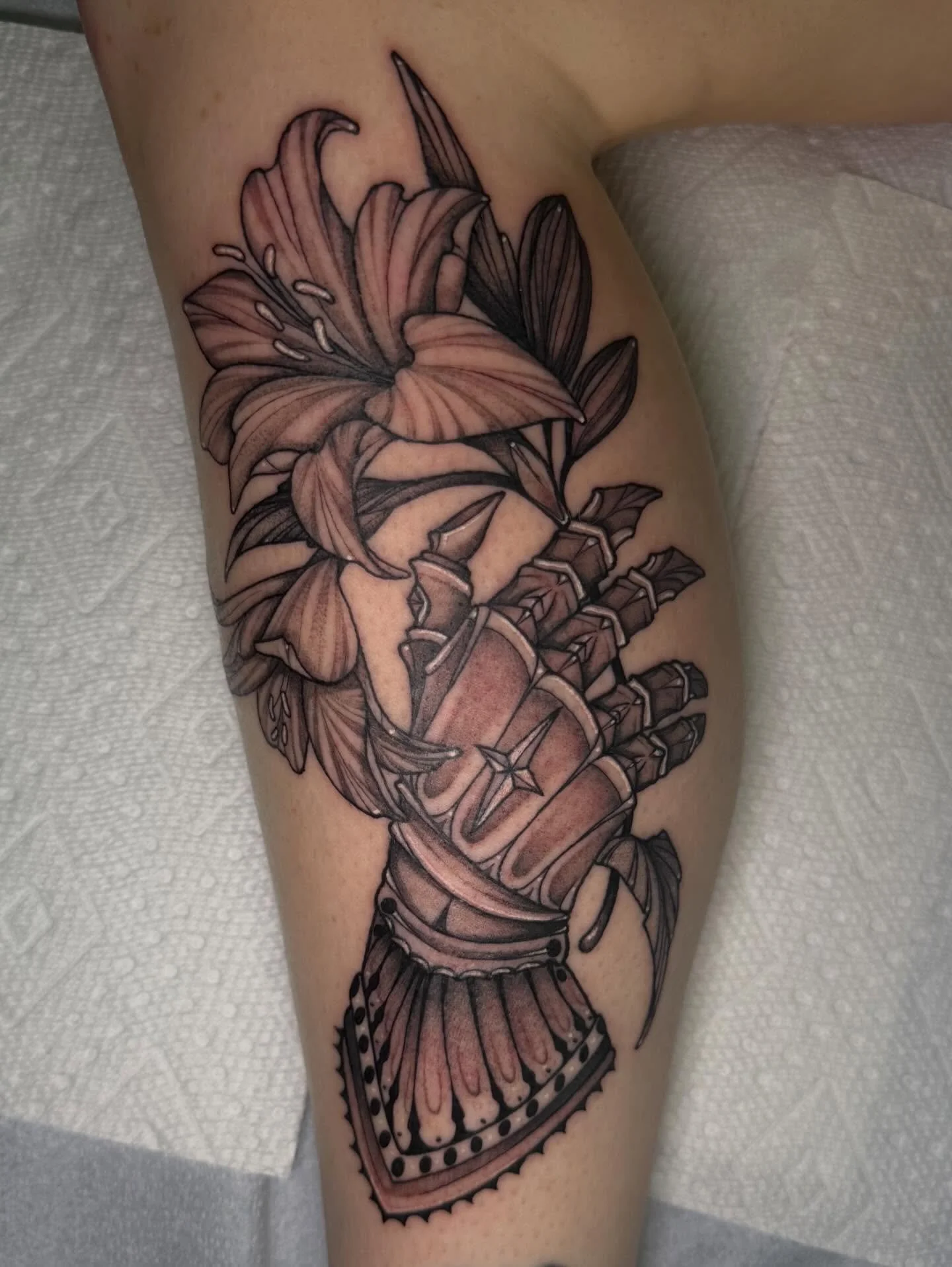 Thanks so much @klynnmillbauer for the love and trust! Can&rsquo;t wait to work on ur leg sleeve more !🖤 

Dm me to book!

#tattoos #tattooartist #femaletattooartists