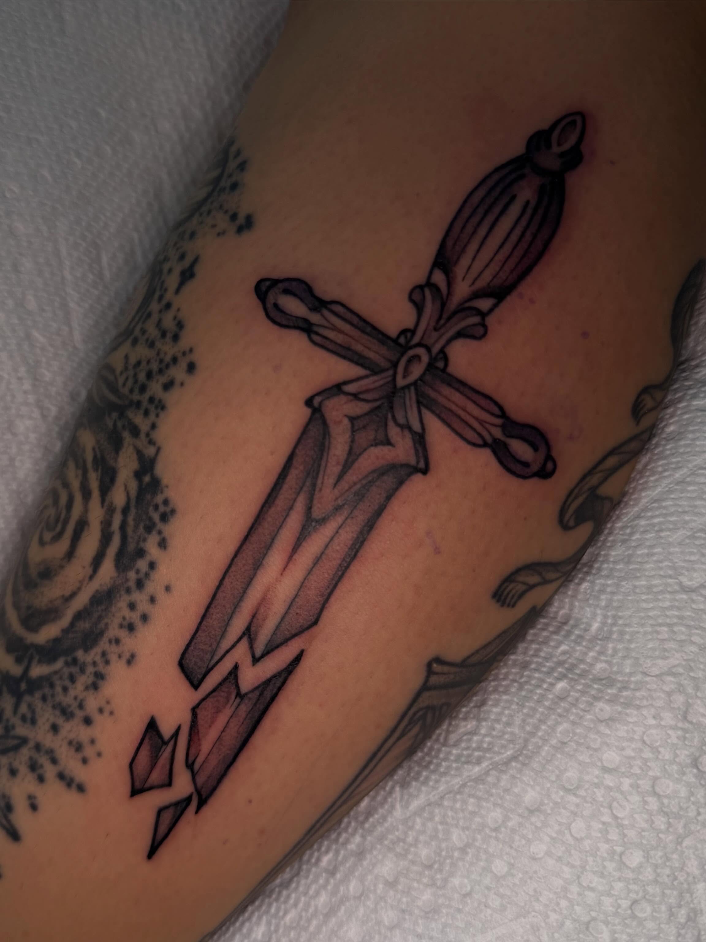 Who doesn&rsquo;t love a good dagger ? 

Dm me to book!

#tattooartists #femaletattooartists #tattoos