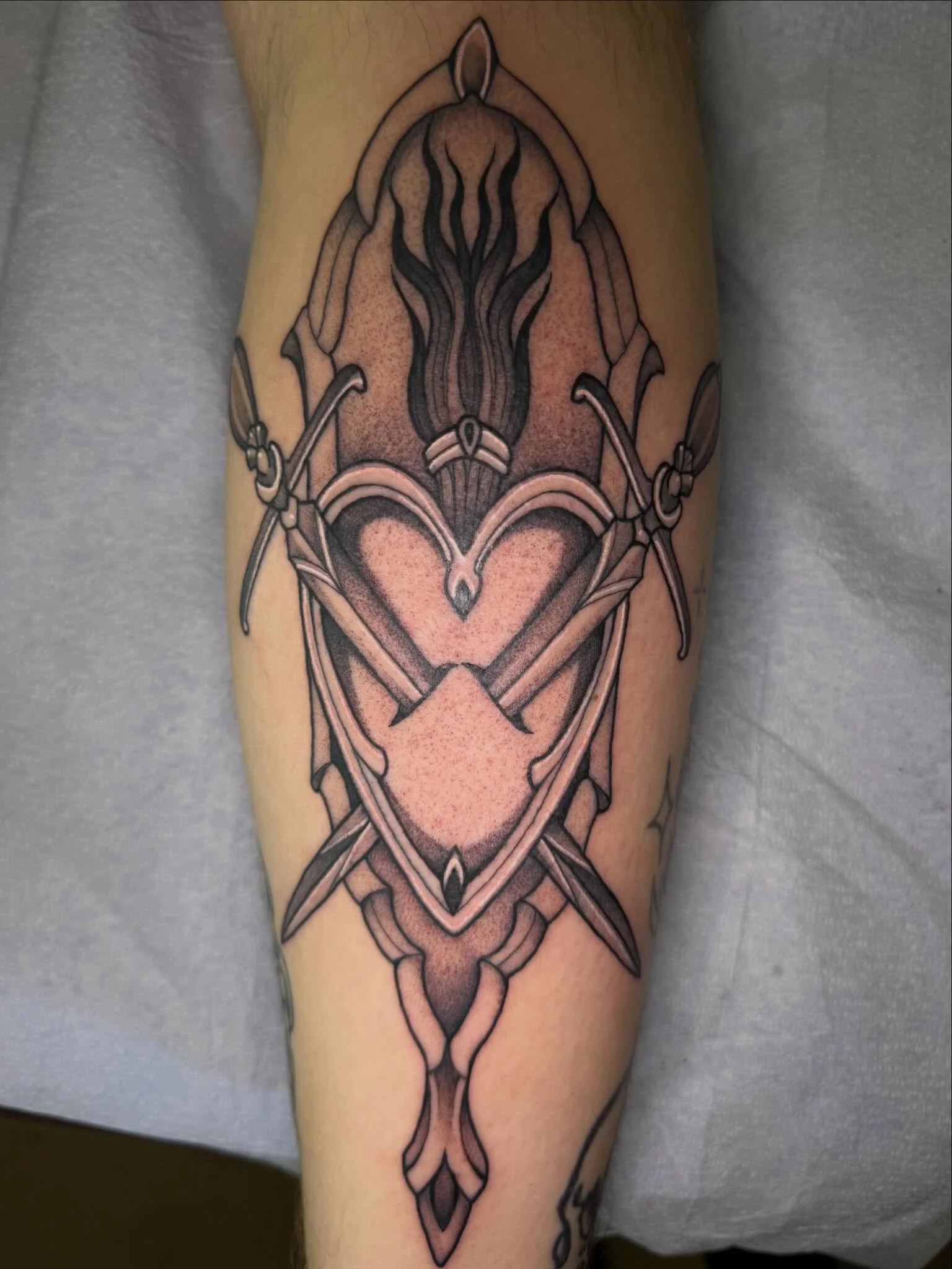 Flash for the best @07trystyn10 love u friend!🖤

#tattoos #tattooartist #femaletattooartist