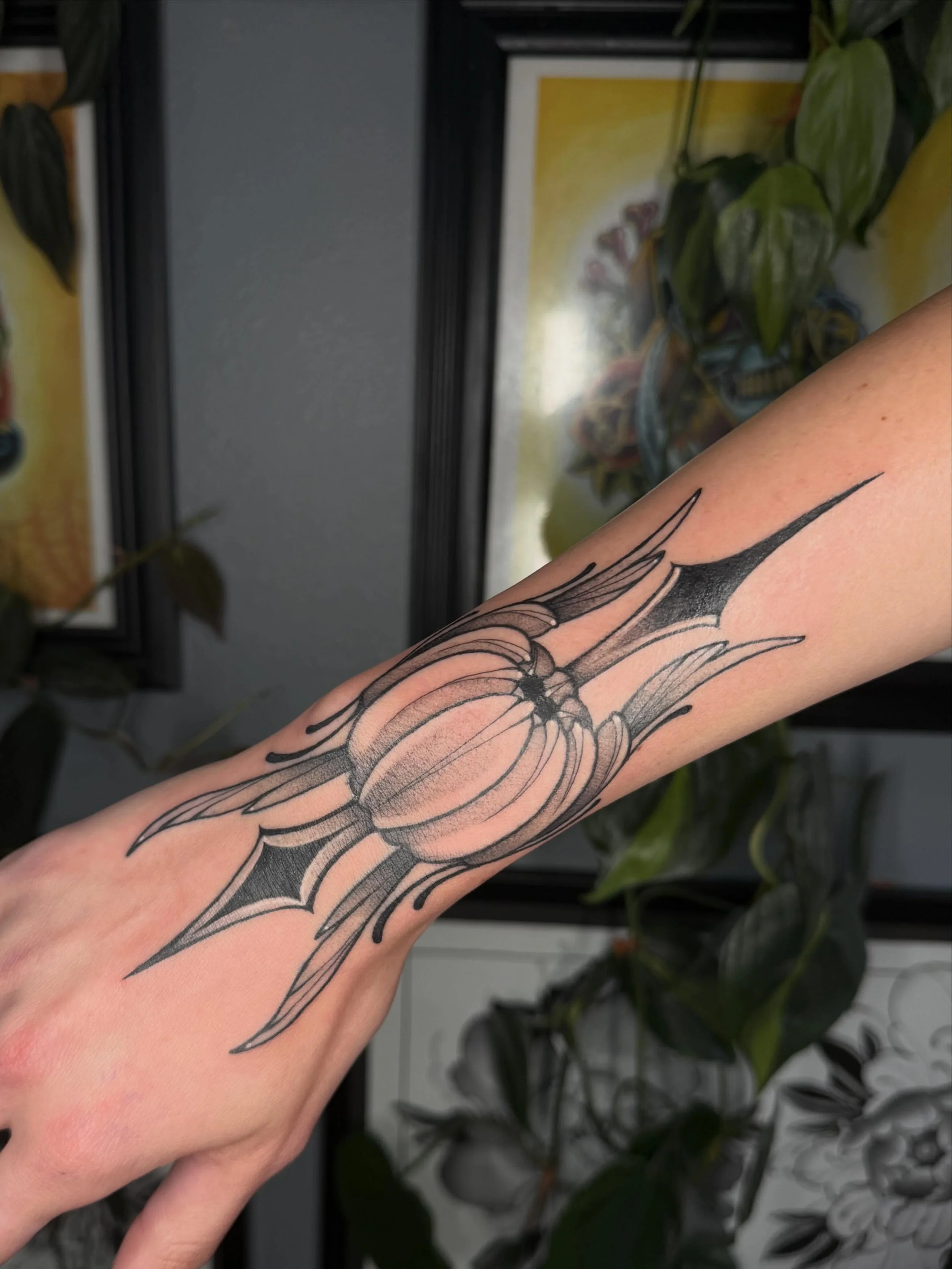 Flash hand tat for my dear @katrina_barrow_ thank you for the love, trust , support and ENDLESS laughs 🖤 

#tattooartist #tattoo #femaletattooartist