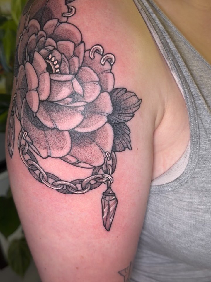 Thanks so much @kylie.hanson7 for coming in! 🖤🥀

#tattoos #tattooartist #femaletattooartist #tattoodesigns