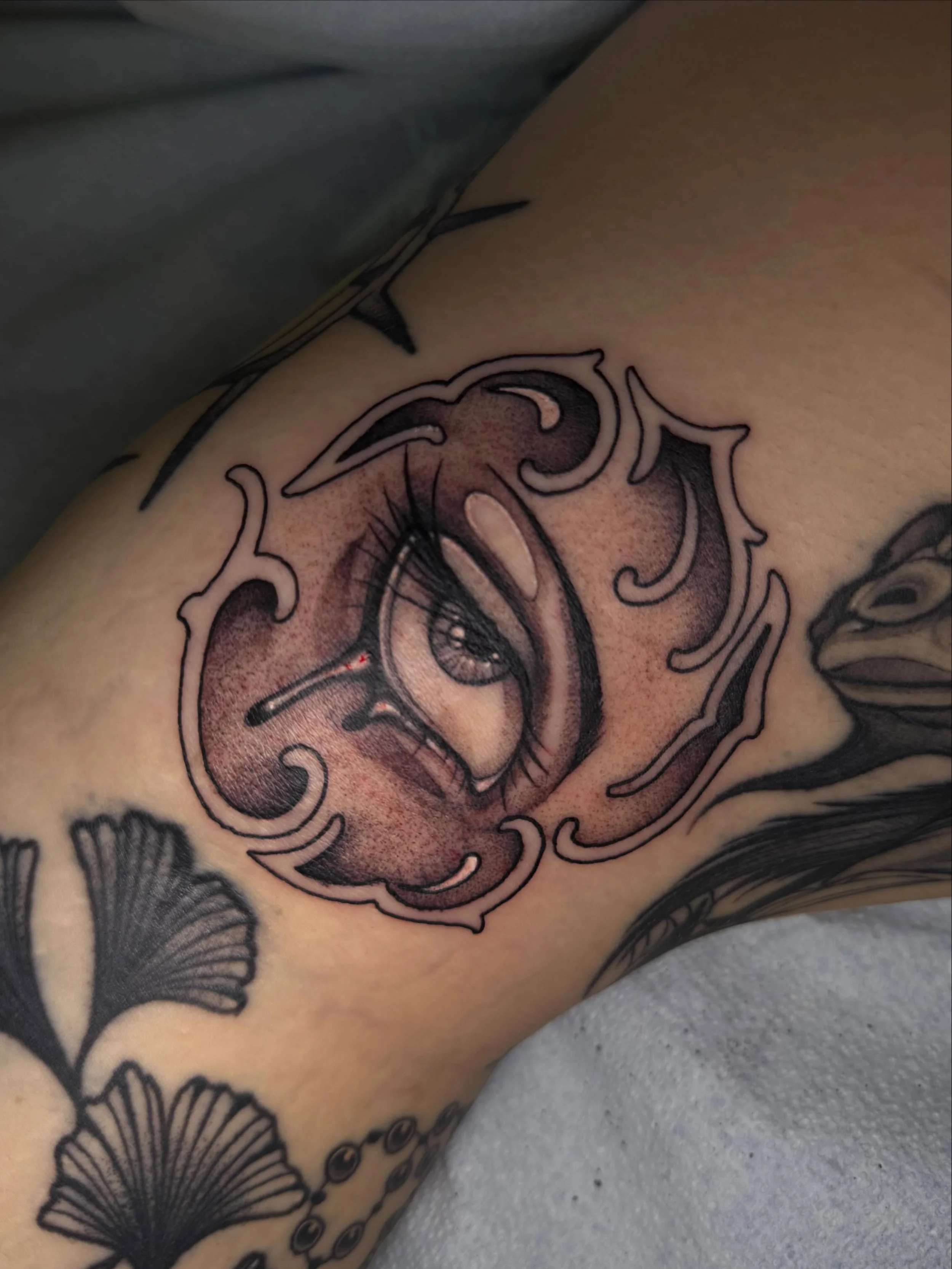Lil flash banger for @leota.555 ! Thanks for coming in and getting this piece babe !🖤