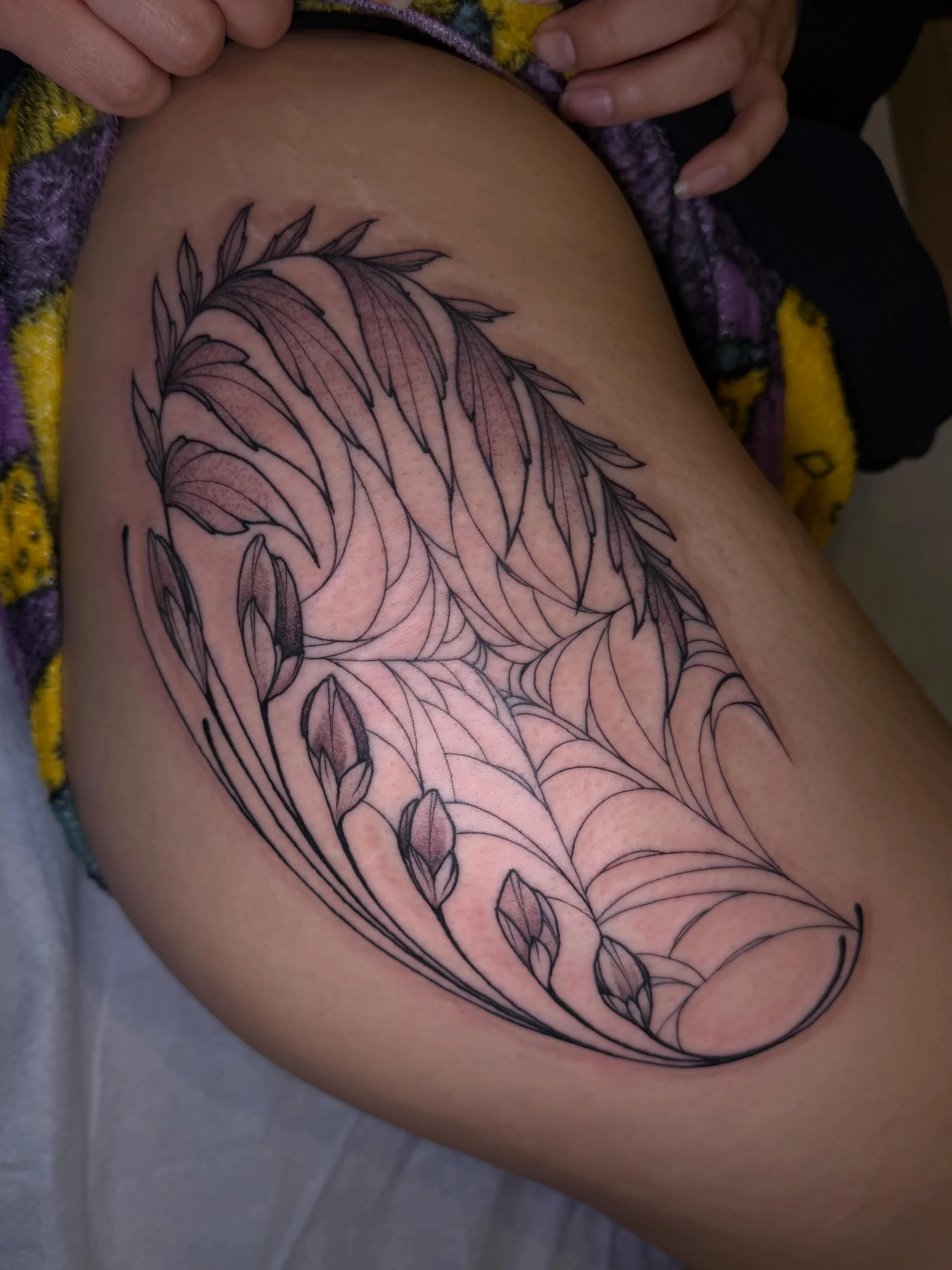 Lil hip piece from a while back! 

#tattoos #tattooartist #femaletattooartists #blackandgreytattoo #tattoodesign