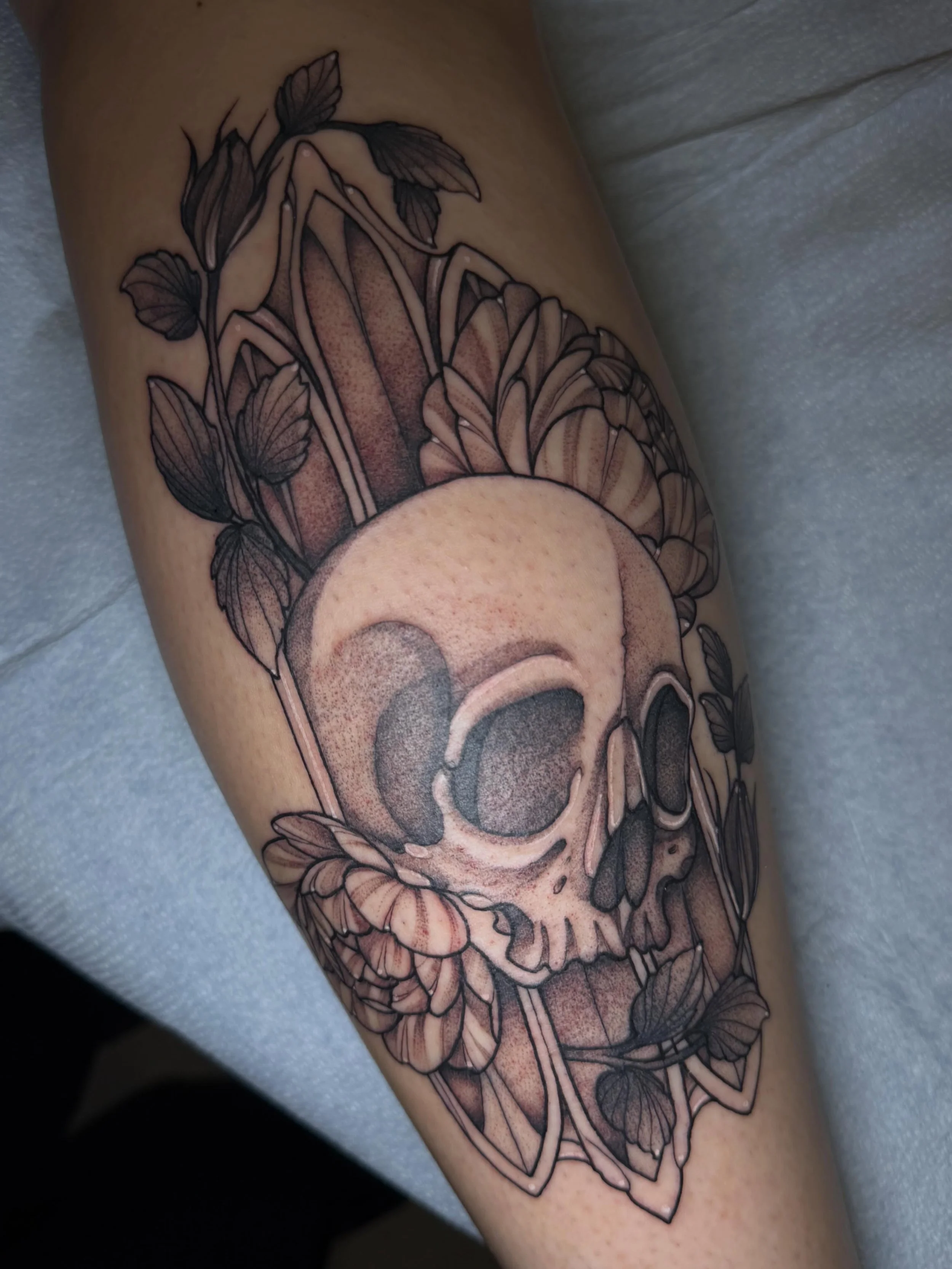 Cathedral skull with some peonies for @pmthompson36 !🖤