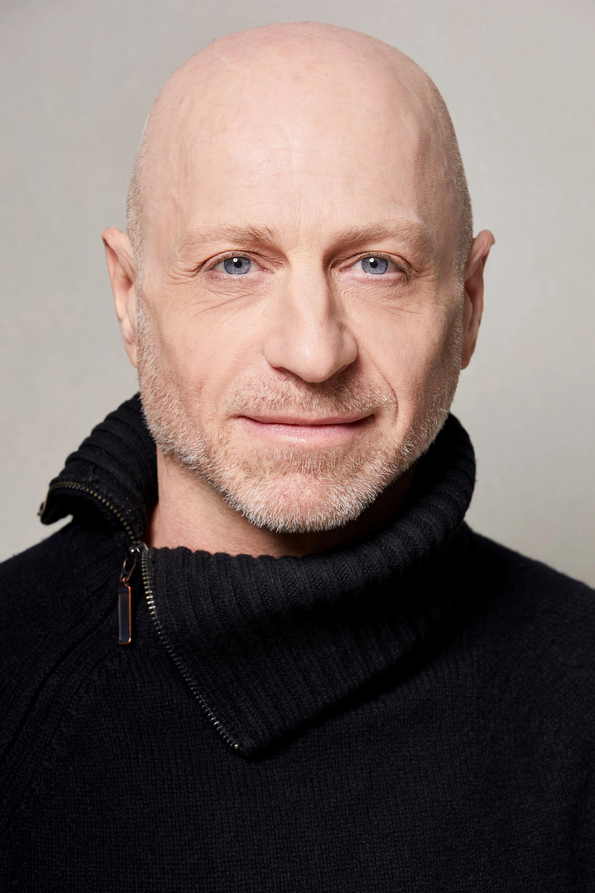 Photographie de Marcel Pomerlo, metteur en scène et conseiller dramaturgique du seul en scène de Francine Ruel La colombe, le pigeon et moi.