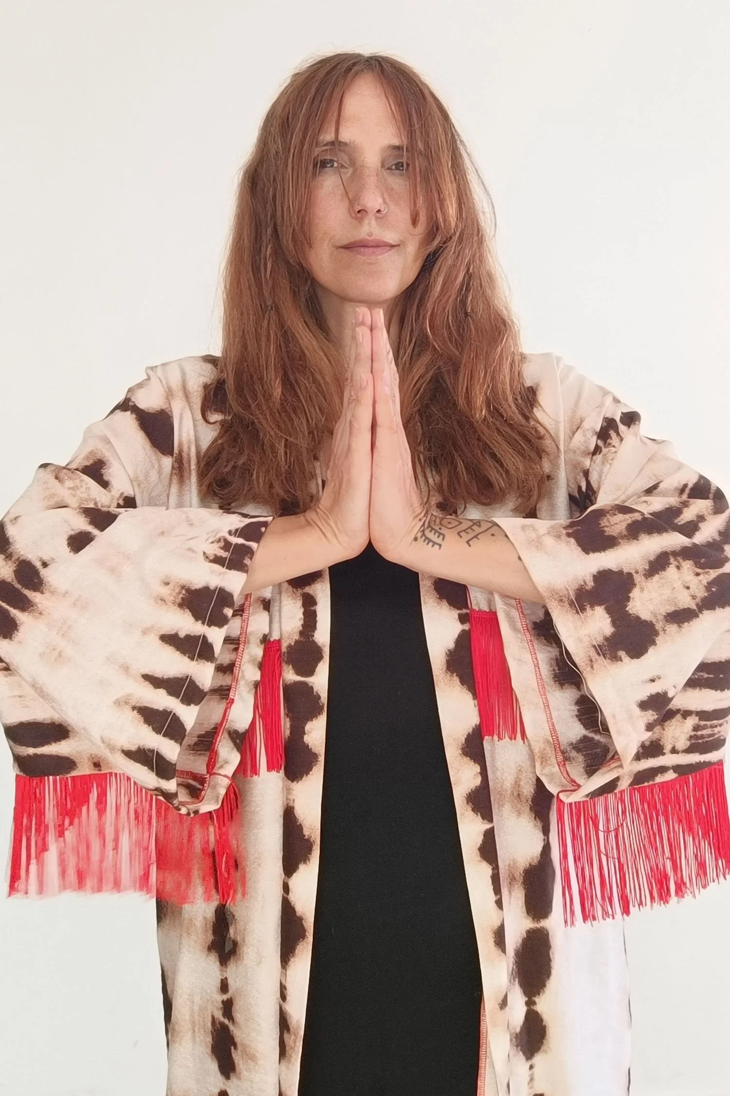 Kimono Tribal Tierra con flecos rojos