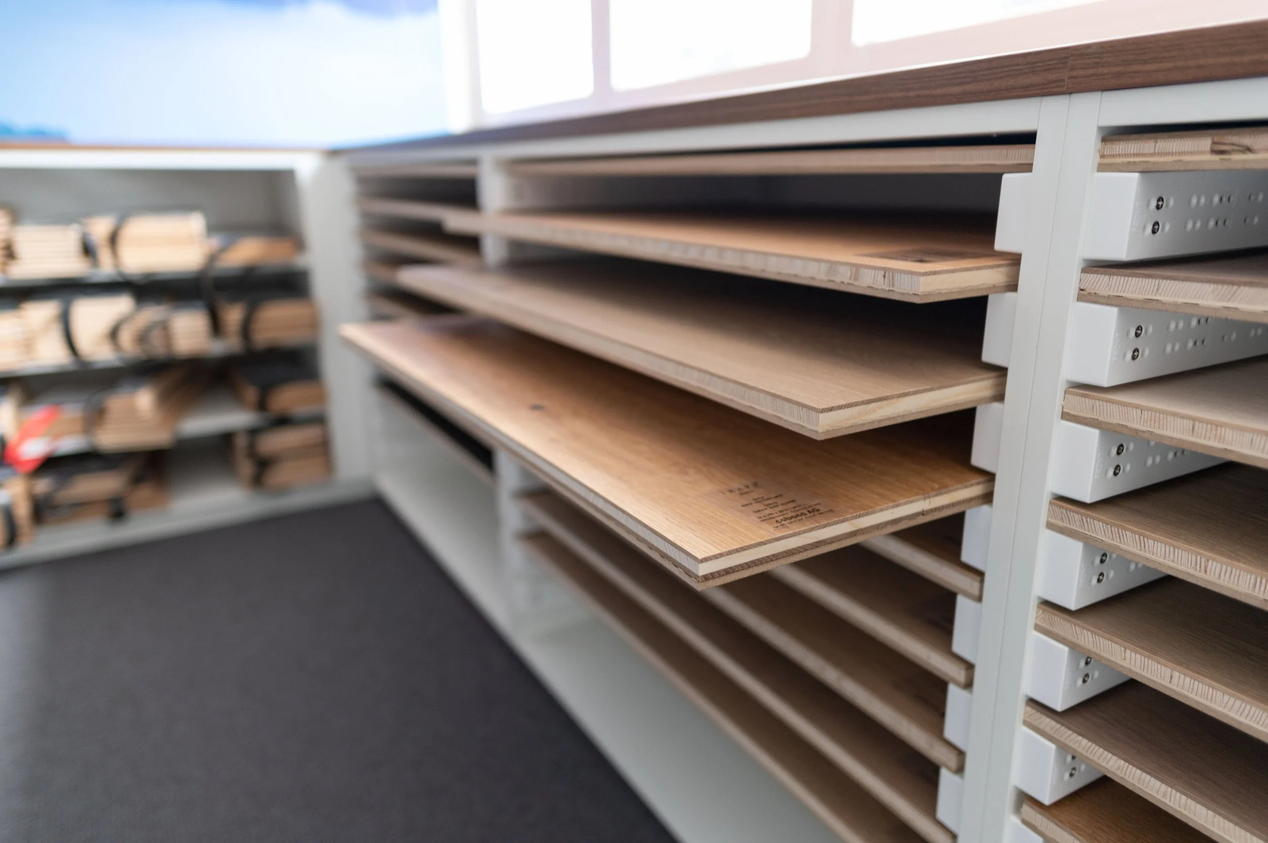 Verschiedene Holzbretter auf Sägeböcken in einer Werkstatt.