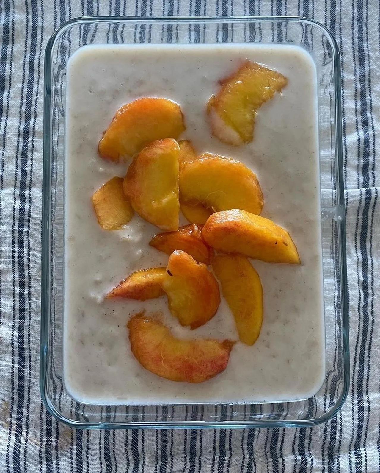 Our postpartum inspiration this week comes entirely from @cottageinside &ndash; Morgan is a birth and postpartum doula based in LA. Every dish is pure poetry🕊️🕊️

1. Peach Wheat Porridge with Fresh Almond Milk 
2. Roman porridge of cracked ancient 