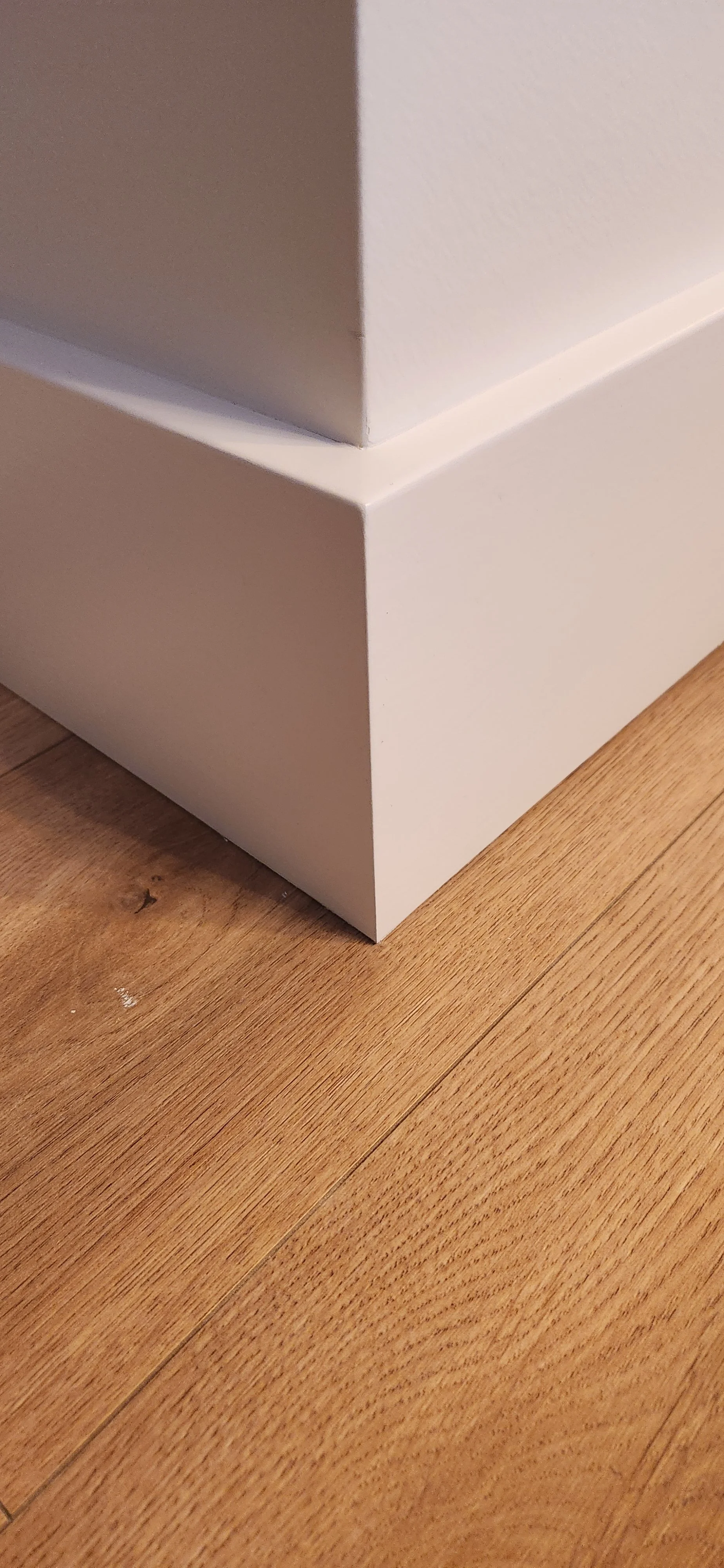 Close-up of an immaculate base trim outside corner.