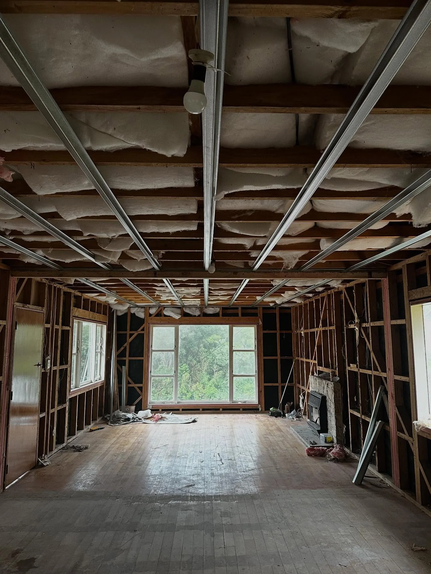 Client wants it? CF build delivers it.✅✅
Hyspan beam in for this open plan conversion to create this wicked kitchen/living area. Featuring the rondo ceiling system, a necessity for a ceiling this size to get that perfect level finish. 
Keep posted fo