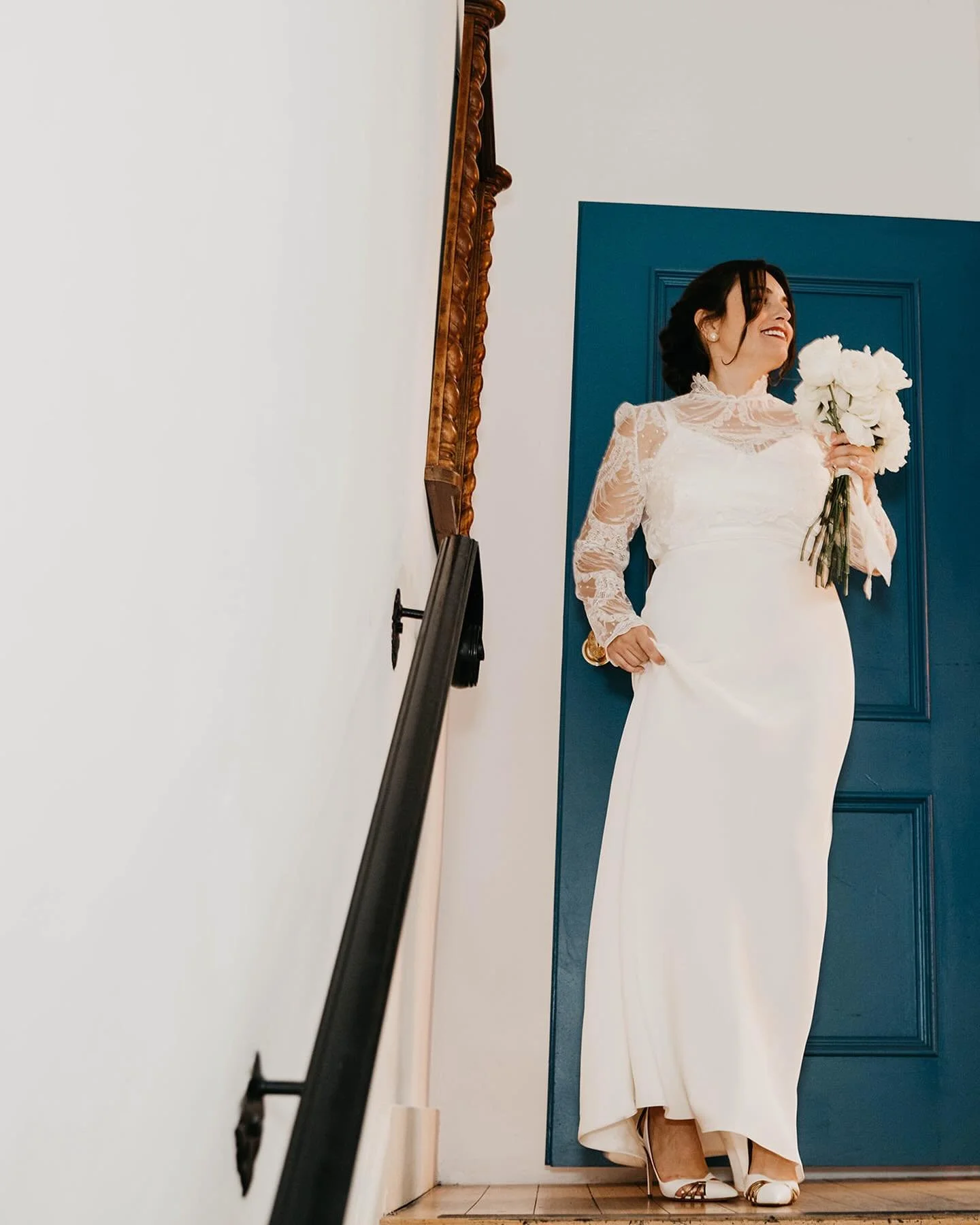this pic is one of the many reasons why I love being a floral designer. that smile and glow, she is timeless and she is stunning! 
.
.
.
.
.

📸 @mandeephoto 
👰🏻&zwj;♀️ @ngergely
