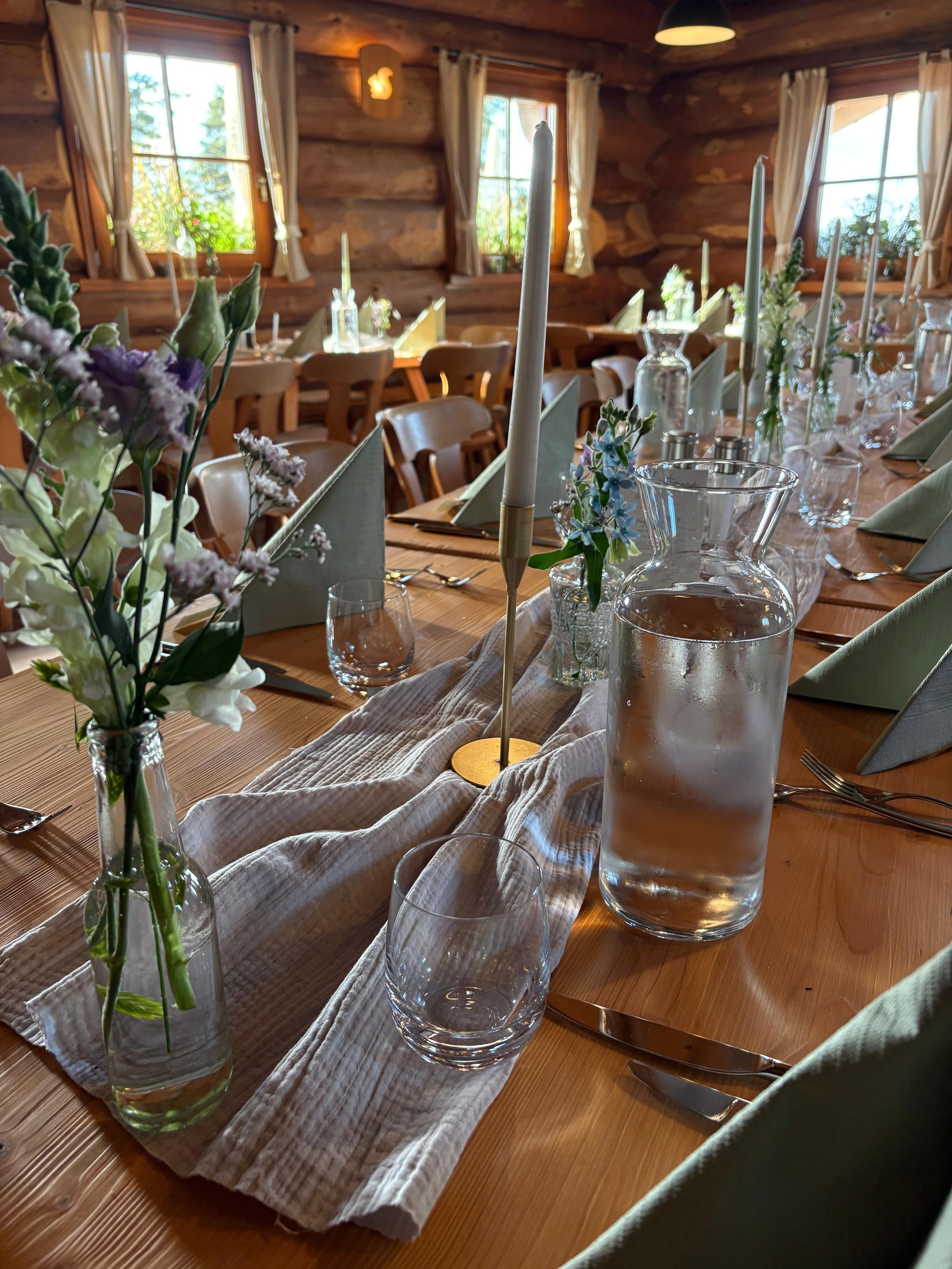 Eingedeckter-tisch-bei-einer-hochzeit-an-der-glasmaennle-huette .jpg