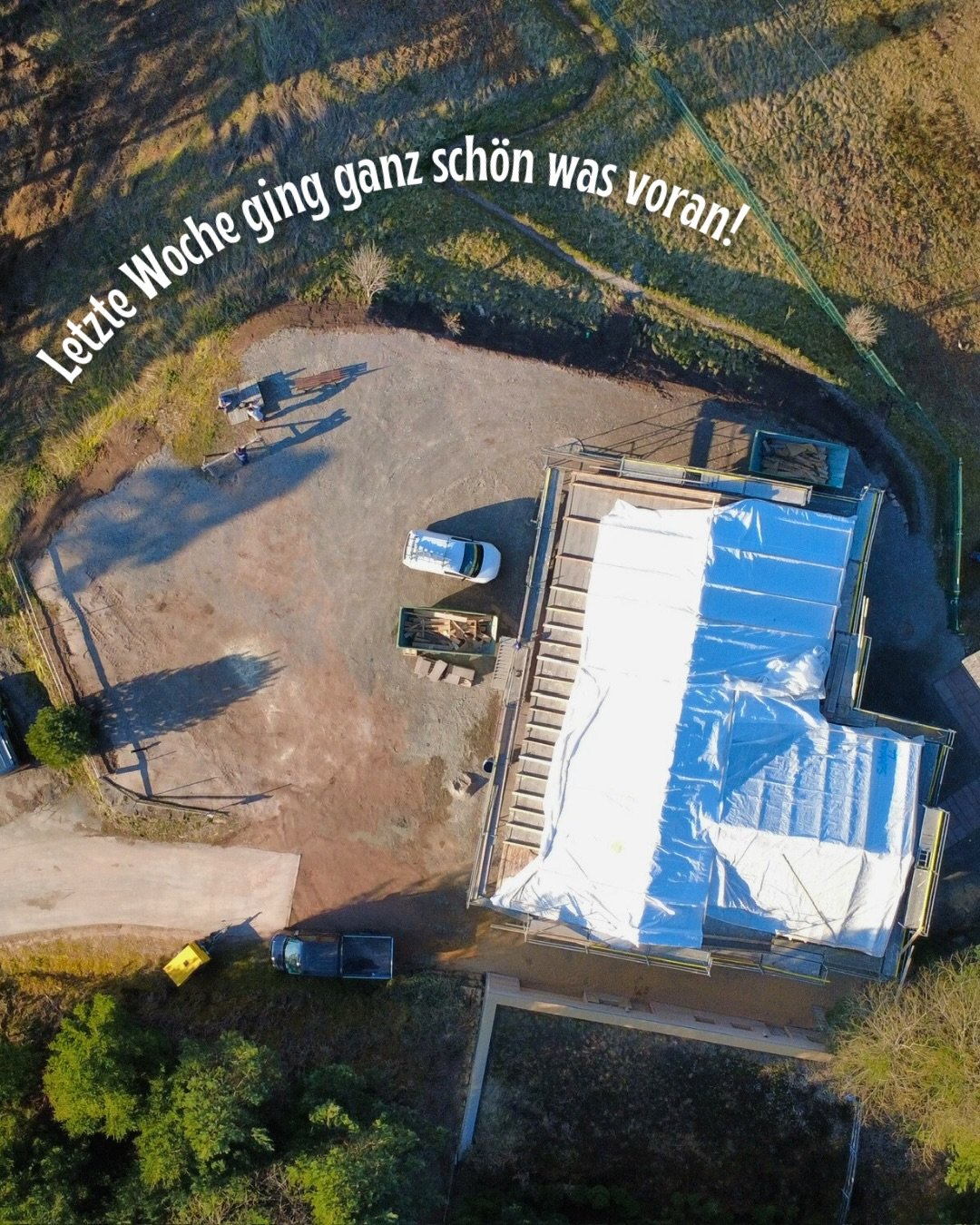 Hinter den Kulissen der #Glasm&auml;nnleH&uuml;tte hat sich letzte Woche viel bewegt. In der Schlosserei wurden die St&uuml;tzen f&uuml;r unsere Banklehnen gefertigt, bevor in der Schreinerei alles zusammenkam: Die B&auml;nke sind nun komplett montie