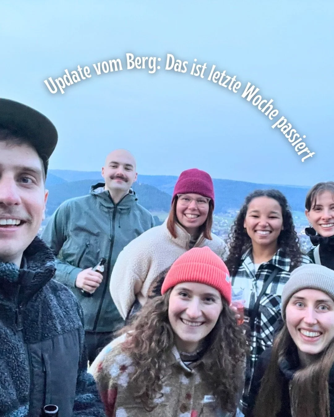 Eine Woche voller S&auml;gesp&auml;ne, Abstimmungen und H&uuml;tten-Vorfreude ⛰️

Unsere Tische sind fertig, die B&auml;nke (diesmal teils mit Lehne) noch in der Mache. Neben vielen Abstimmungen zu den n&auml;chsten Bauabschnitten entstehen im Hinter