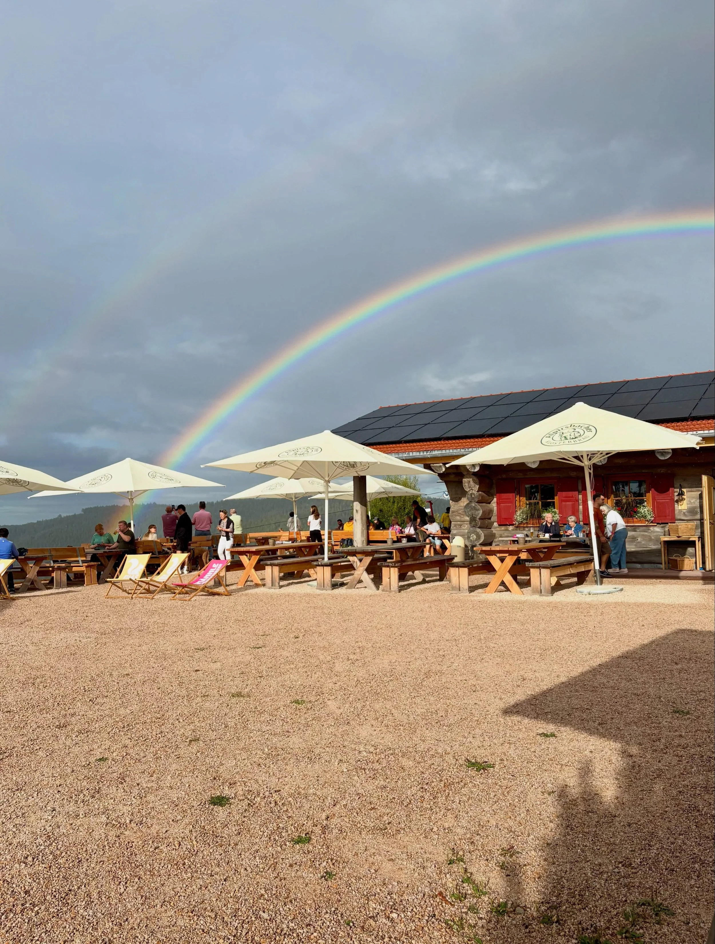 Was f&uuml;r ein Abend! 🌅🧡

Unser letzter Sundowner f&uuml;r 2026 hatte wettertechnisch erstmal andere Pl&auml;ne &ndash; ein bisschen Regen zum Start, daf&uuml;r sp&auml;ter einen ganz besonderen Moment: ein wundersch&ouml;ner Regenbogen &uuml;ber