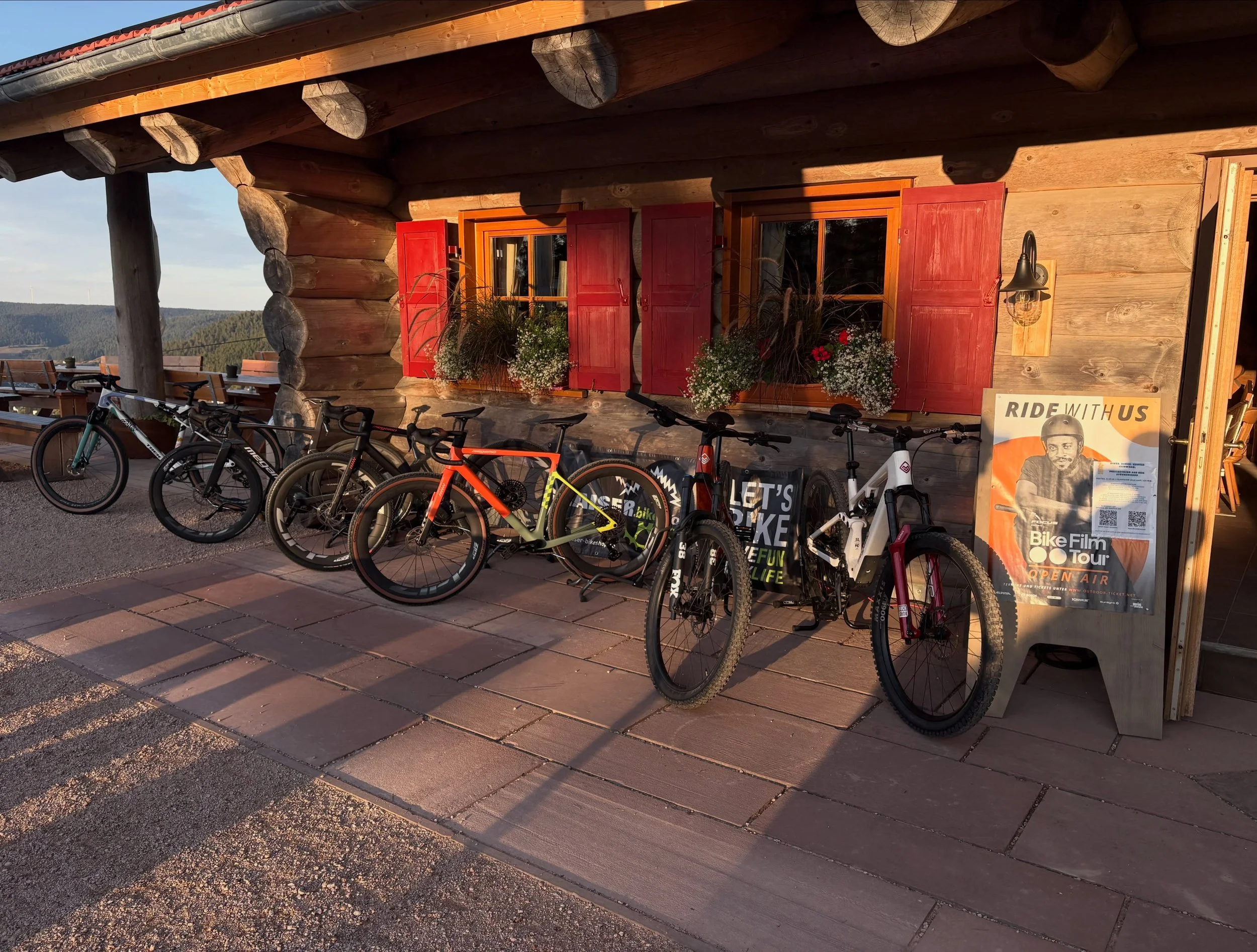 Kino, Bikes &amp; eine volle H&uuml;tte 🎬 🚲🔥

Gestern wurde die Glasm&auml;nnle H&uuml;tte wieder zum Kino auf dem St&ouml;ckerkopf. Dieses Mal mit der @bikefilmtour &ndash; Season 2. 🚵&zwj;♀️

In rund 120 Minuten ging es in sechs kurzen Filmen u