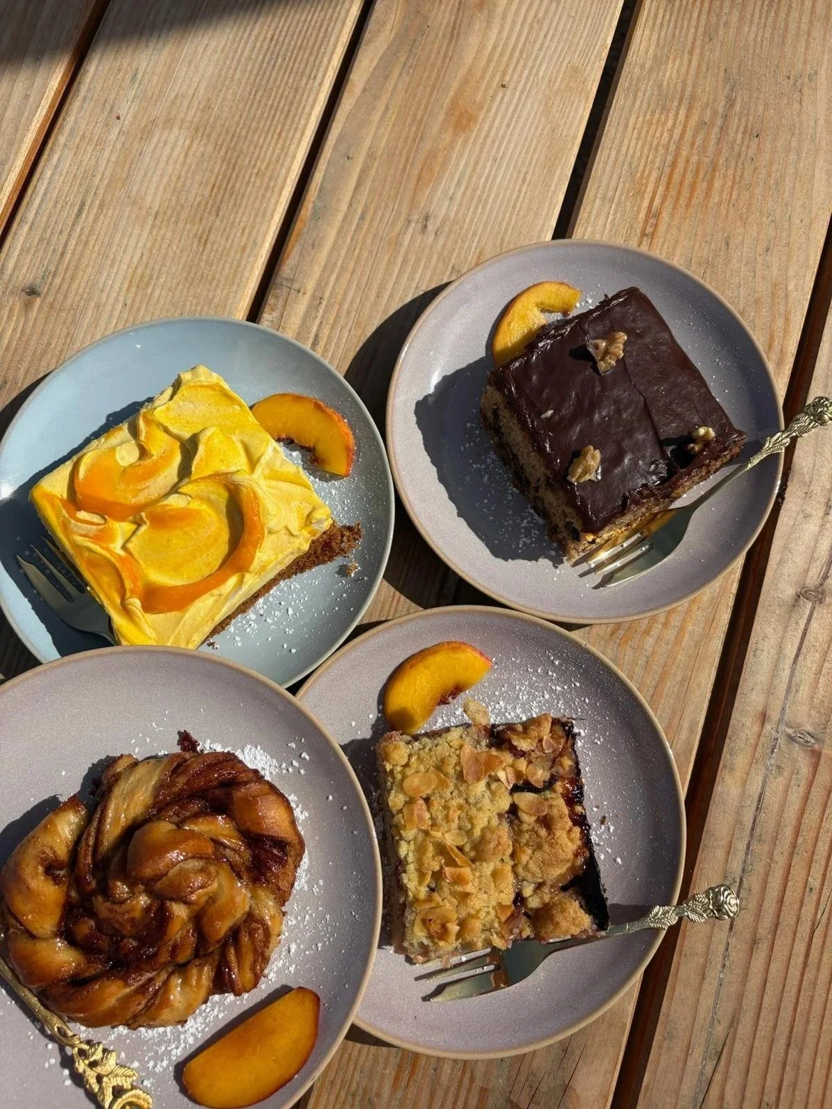 frischer-und-selbstgemachter-kuchen-und-zimtschnecken-auf-der-glasmaennle-huette-in-baiersbronn