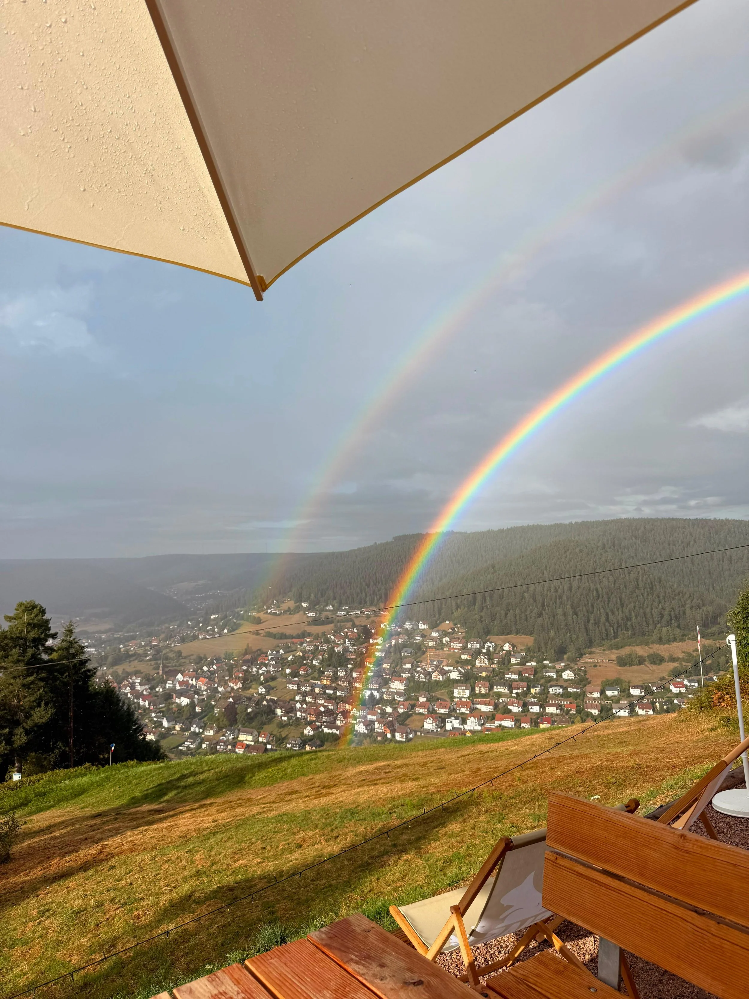 regenbogen-auf-der-glasmaennle-huette-mit-aussicht-ueber-baiersbronn.jpg
