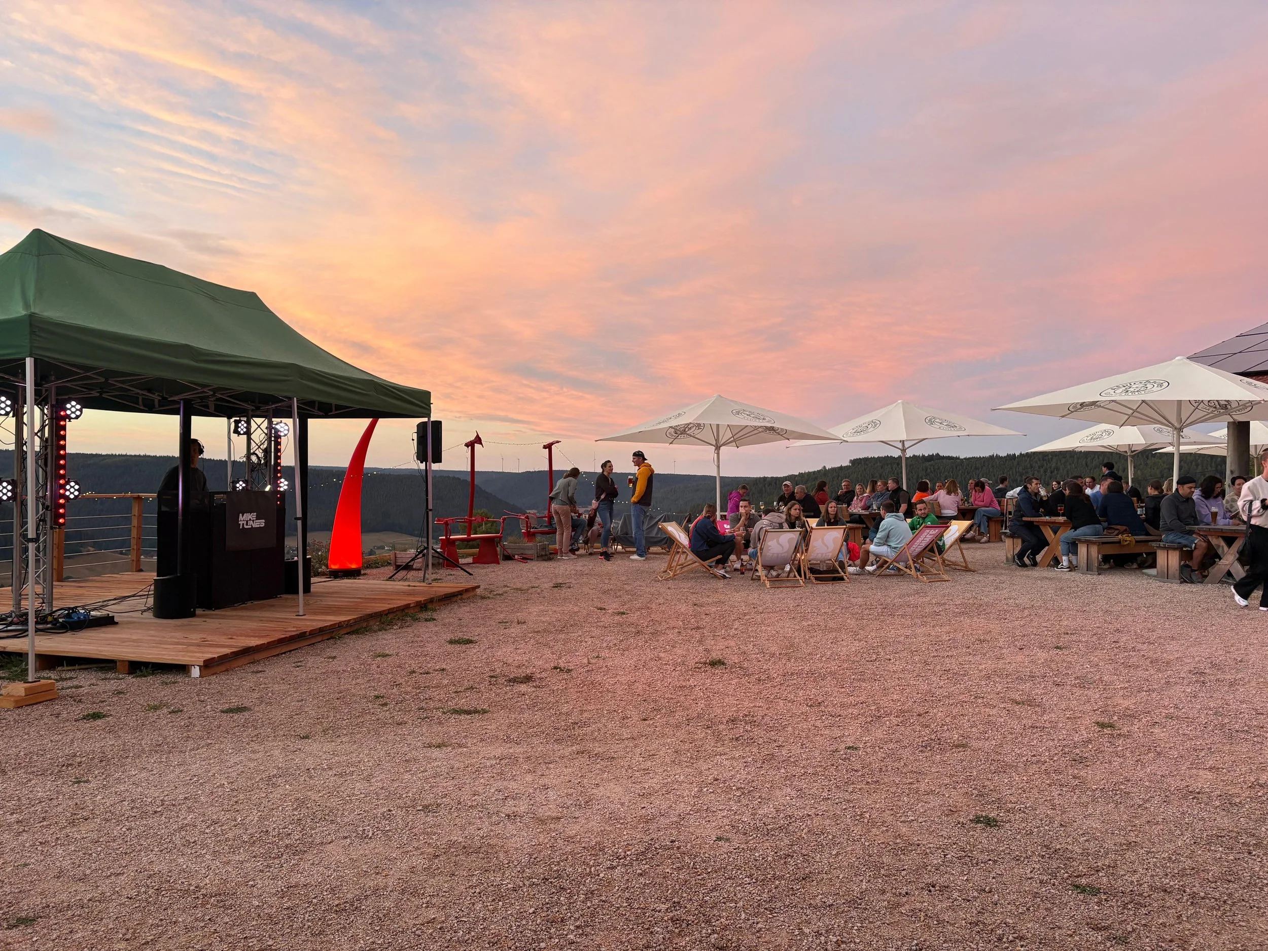 sundowner-an-der-glasmaennle-huette-dj-pult-pinker-himmel.jpg