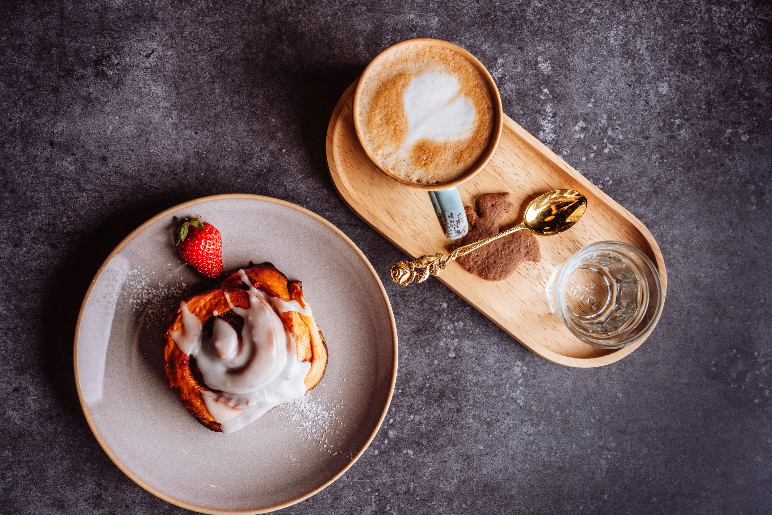 frische-selbstgemachte-zimtschnecke-und-kaffee-aus-siebtraegermaschine.jpg