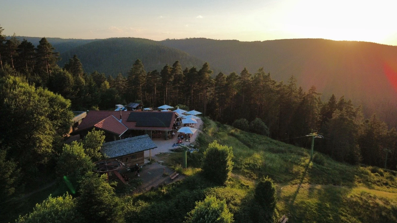 glasmaennle-huette-baiersbronn-beim-sonnenuntergang-von-oben.jpg