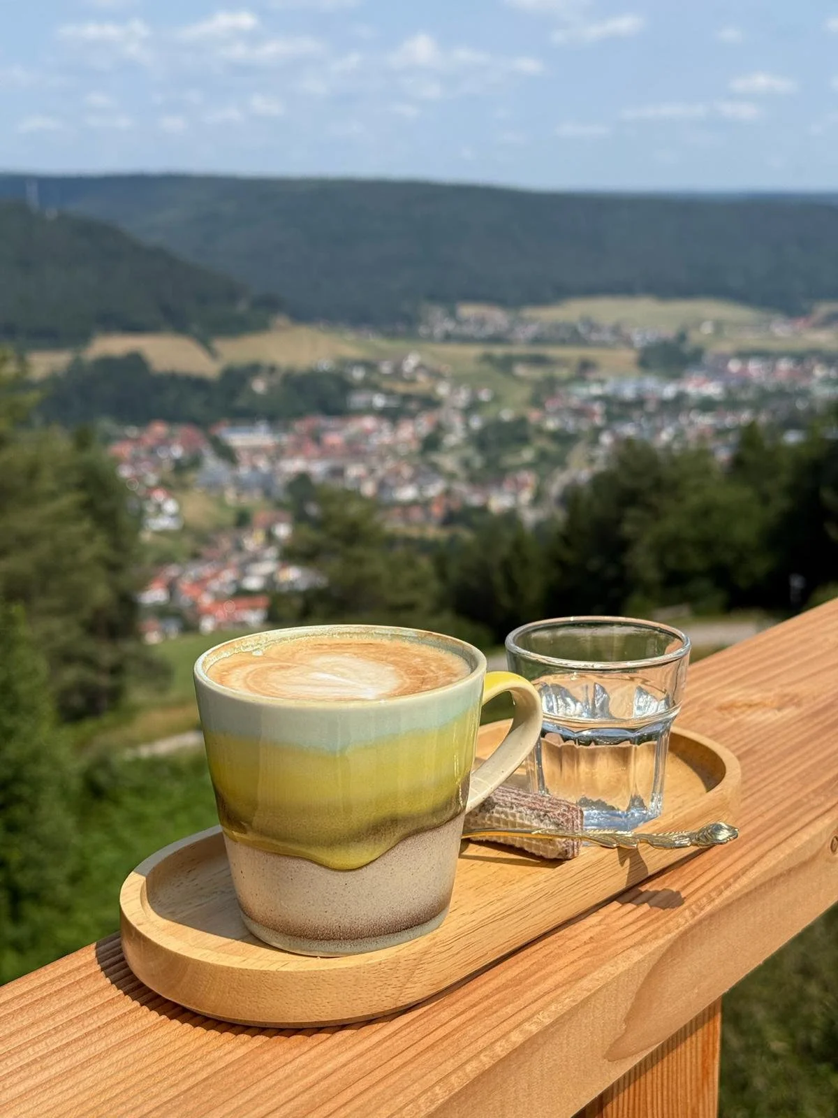 kaffee-auf-der-terasse-mit-aussicht-ueber-baiersbronn-von-der-glasmaennle-huette.jpg