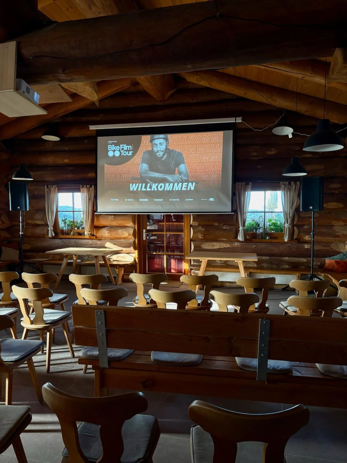 indoor-kino-auf-der-glasmaennle-huette-bike-film-tour-season-2