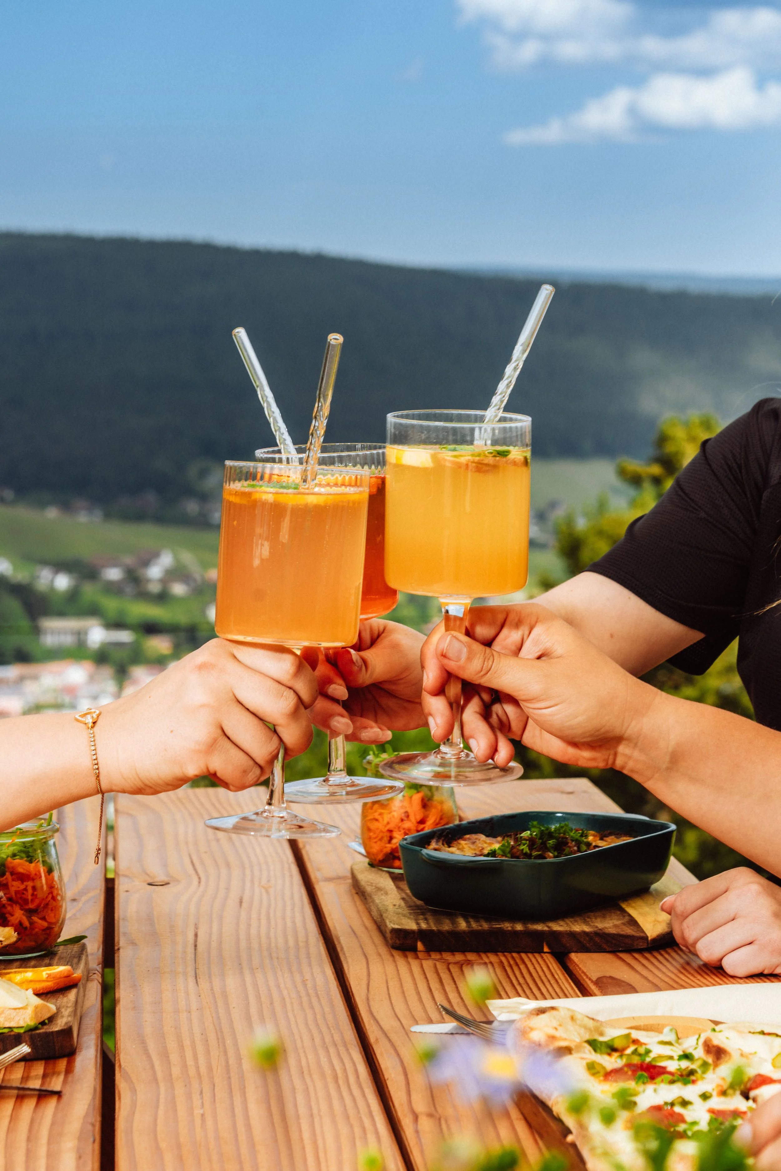 anstoßende-spritzgetränke-auf-der-terasse-der-glasmaennle-huette.jpg