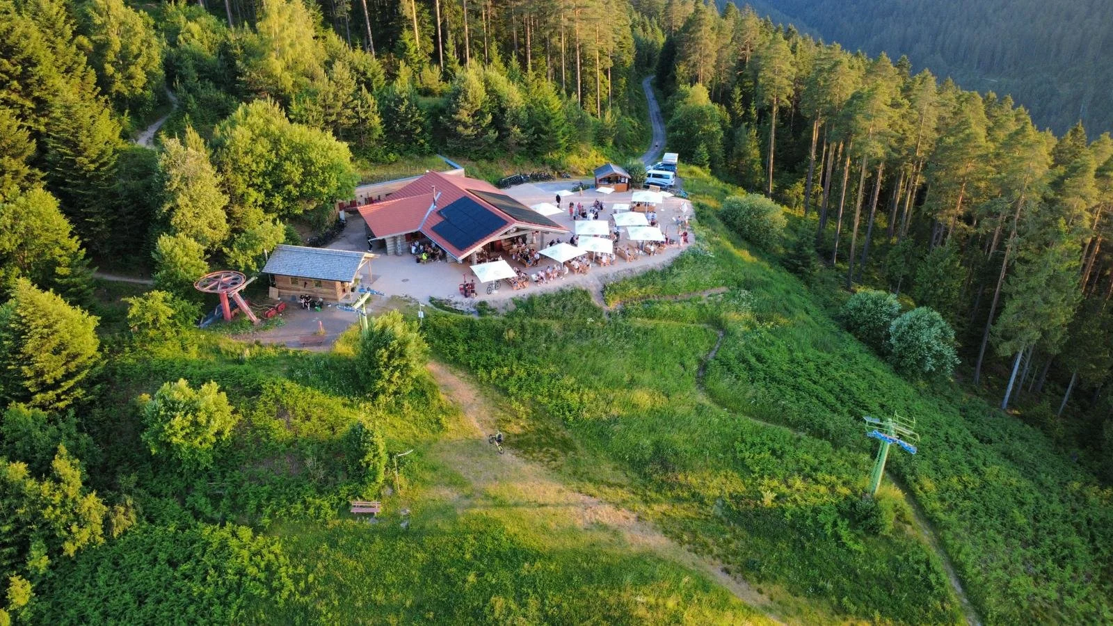 glasmaennle-huette-in-baiersbronn-von-oben.jpg