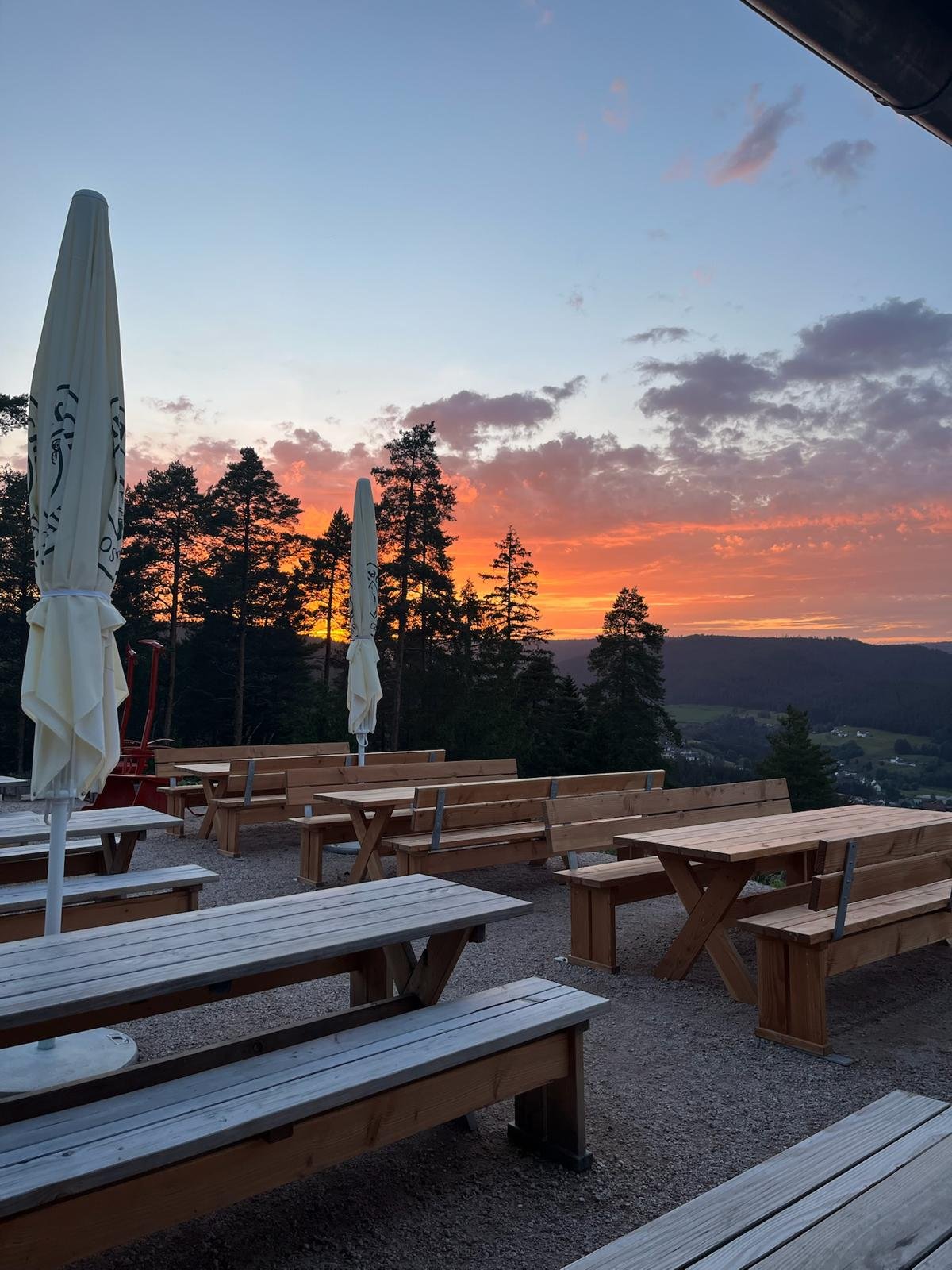 sonnenuntergang-auf-der-terasse-der-glasmaennle-huette-in-baiersbronn.jpg