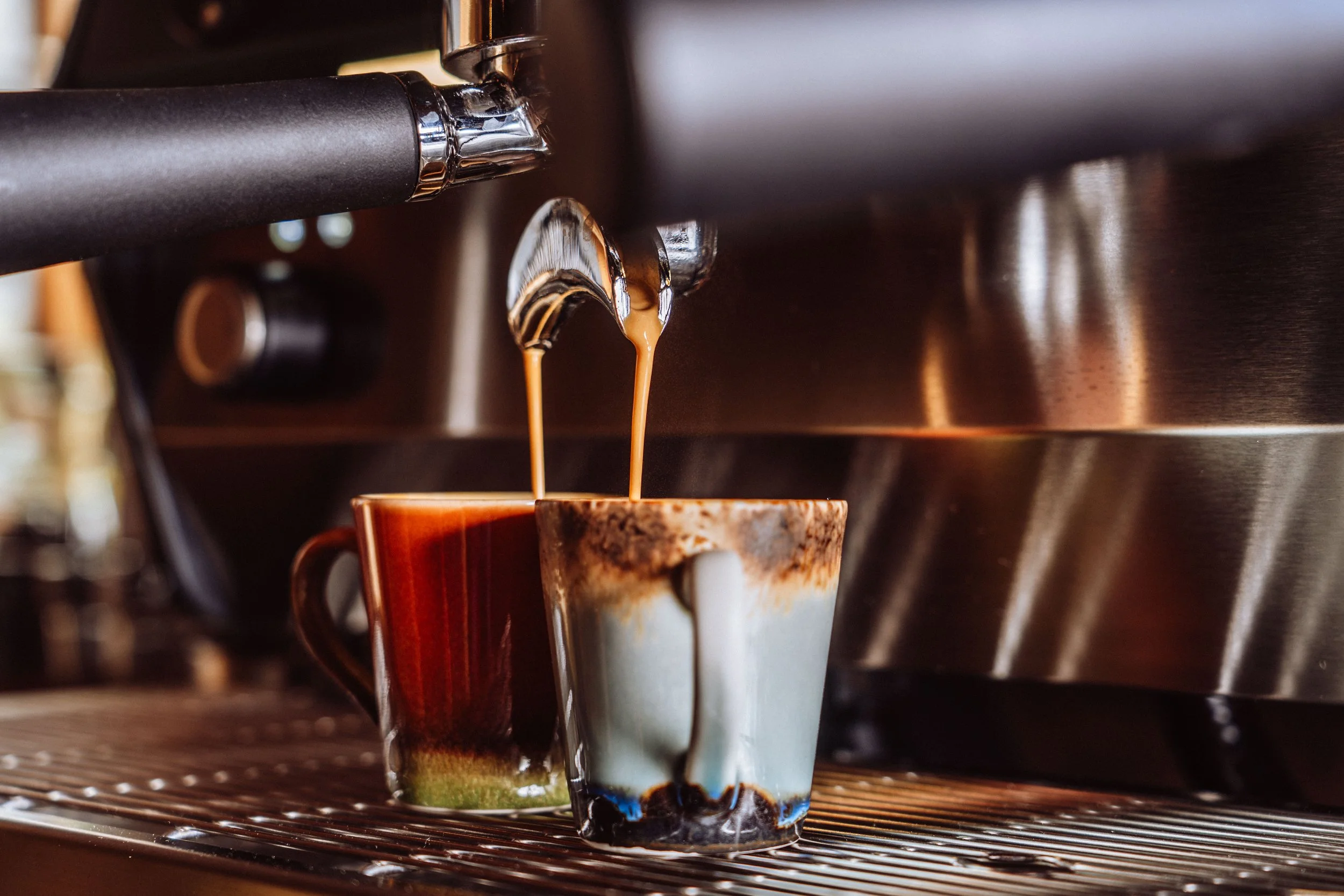 siebtraeger-kaffeemaschiene-der-glasmaennle-huette-mit-zwei-kaffee-tassen-.jpg