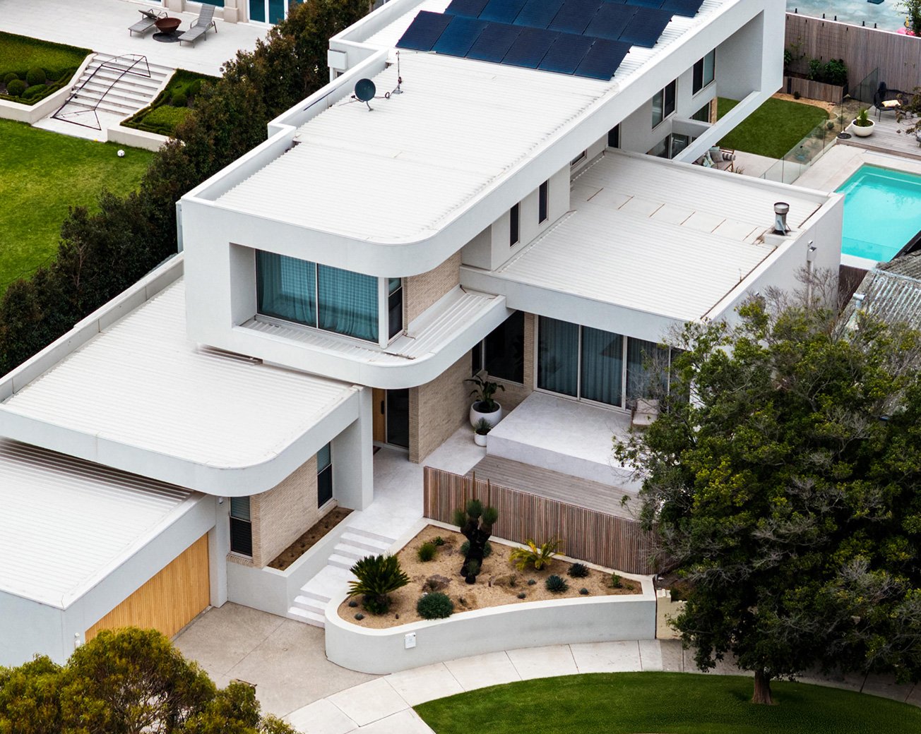 Luxury custom home in Newtown, Geelong with curved architecture, rooftop solar and landscaped outdoor spaces by Geelong Building Co.