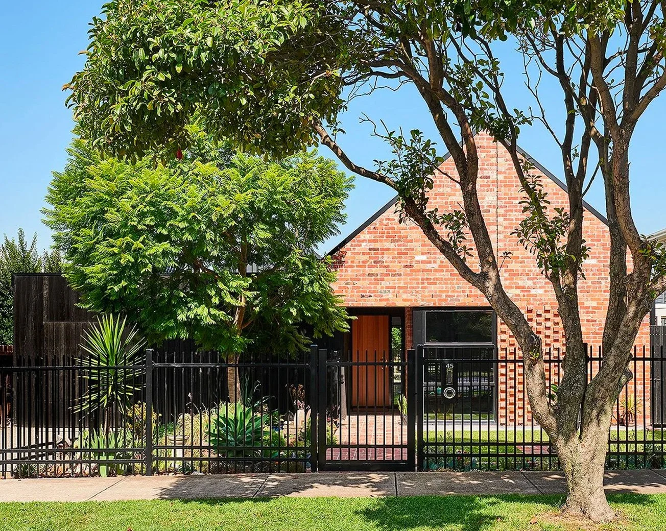 Custom-built home in Manifold Heights, Geelong with striking brick facade and landscaped frontage by Geelong Building Co.