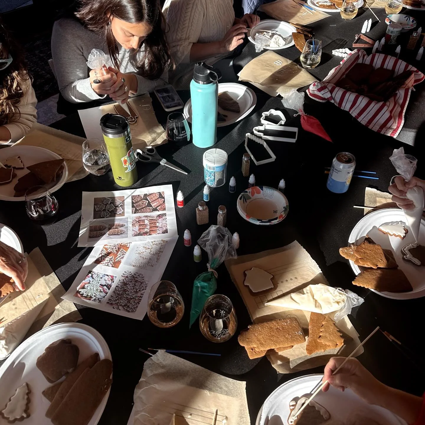 We wrapped up our final day of the season with @cozicraftstudio hosting the sweetest cookie decorating workshop in our tasting room 🍪
It was so fun watching everyone get creative with their designs. We highly recommend booking Mary for all your craf