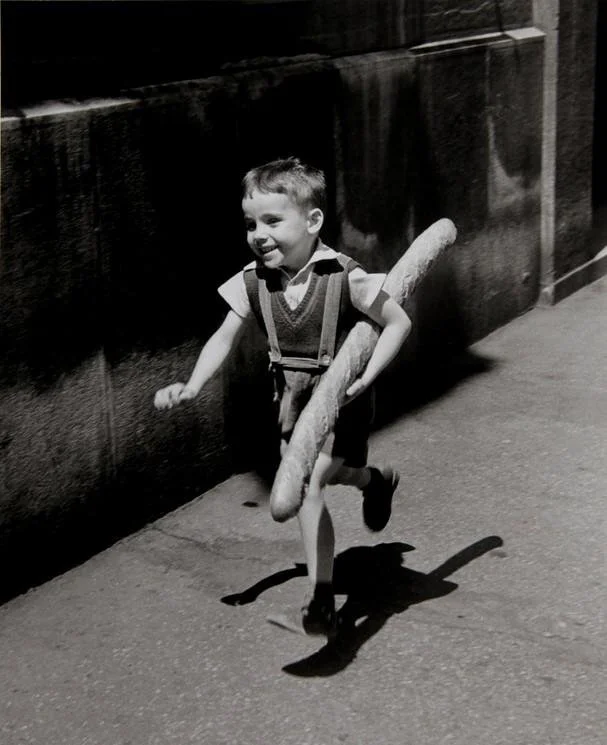 Willy Ronis,  Le Petit Parisien,  17.75" x 15.25"