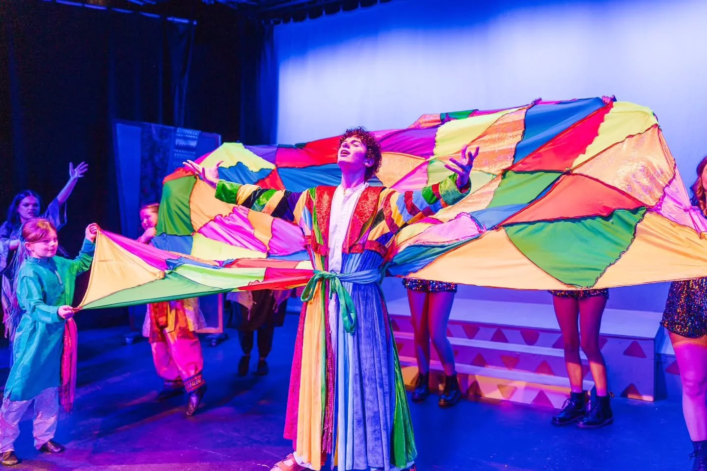 Some shots from @eastbroadway_ Joseph and the Amazing Technicolor Dreamcoat last week were I designed the set and lighting in @belvoirplayers 

Photos by @gorgeousphotographyni 

#lightingdesign #setdesign #stagemanager #theatre