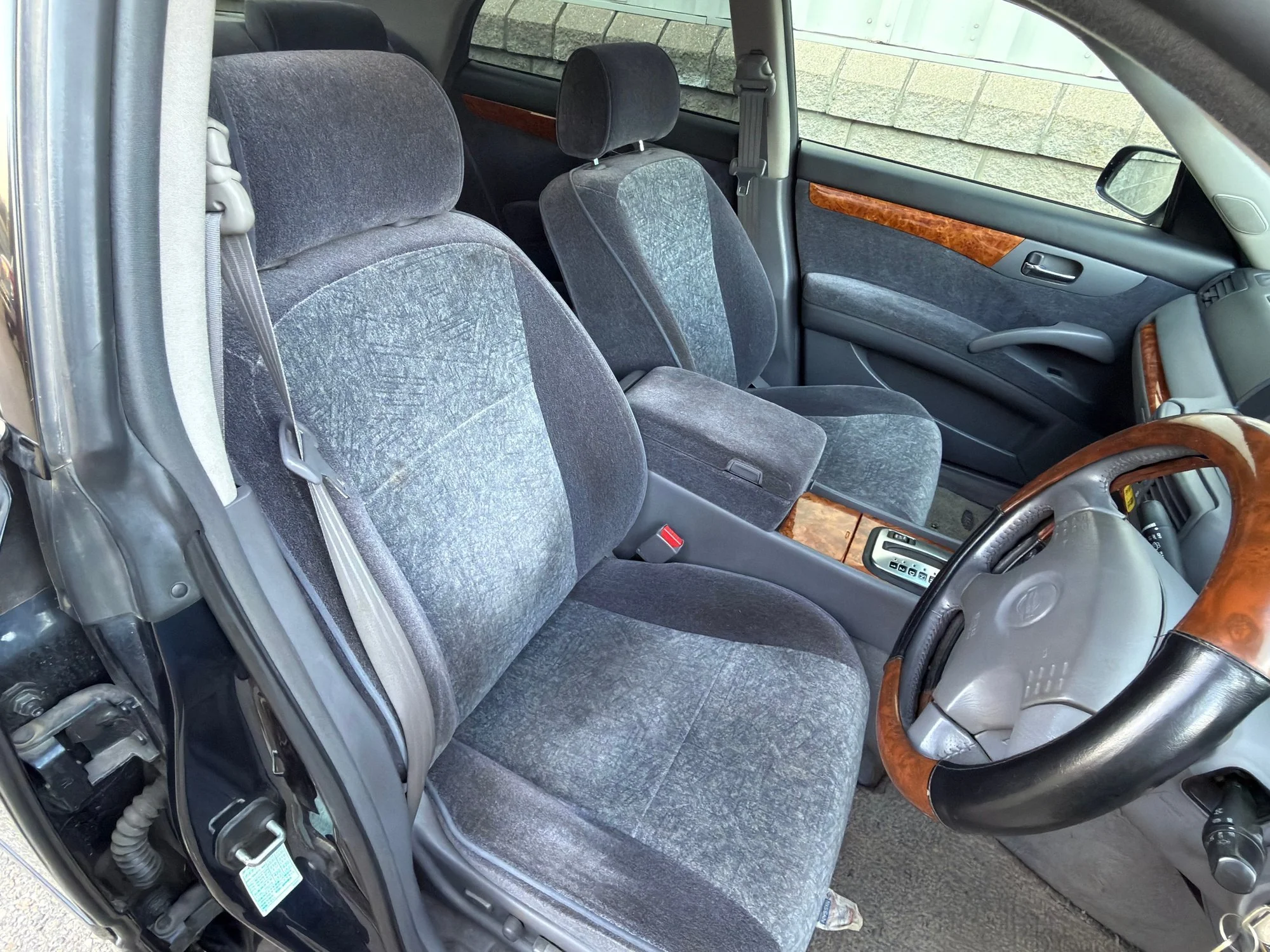 10 - Front seats.jpg