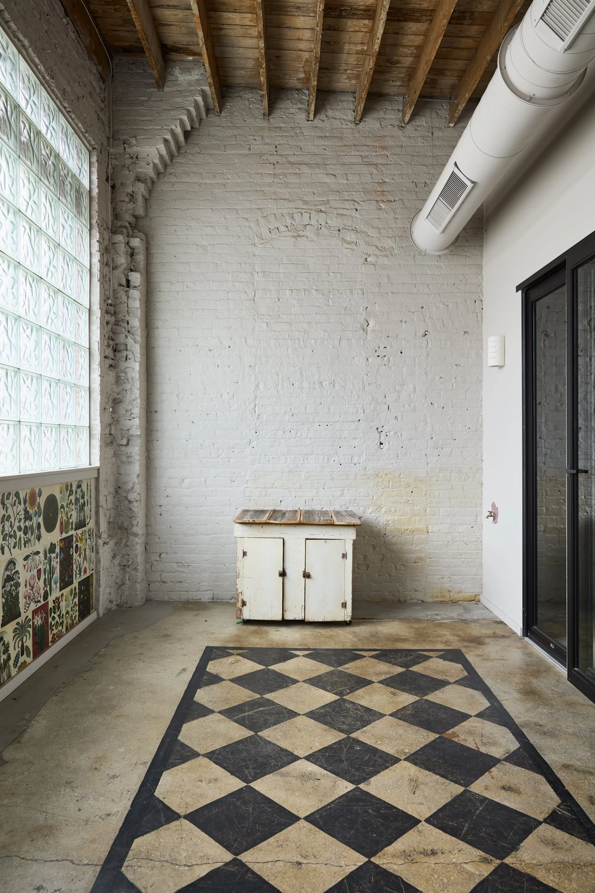 This small stage has beautiful natural light and neutral colored textures, perfect for tabletop food photography or castings.